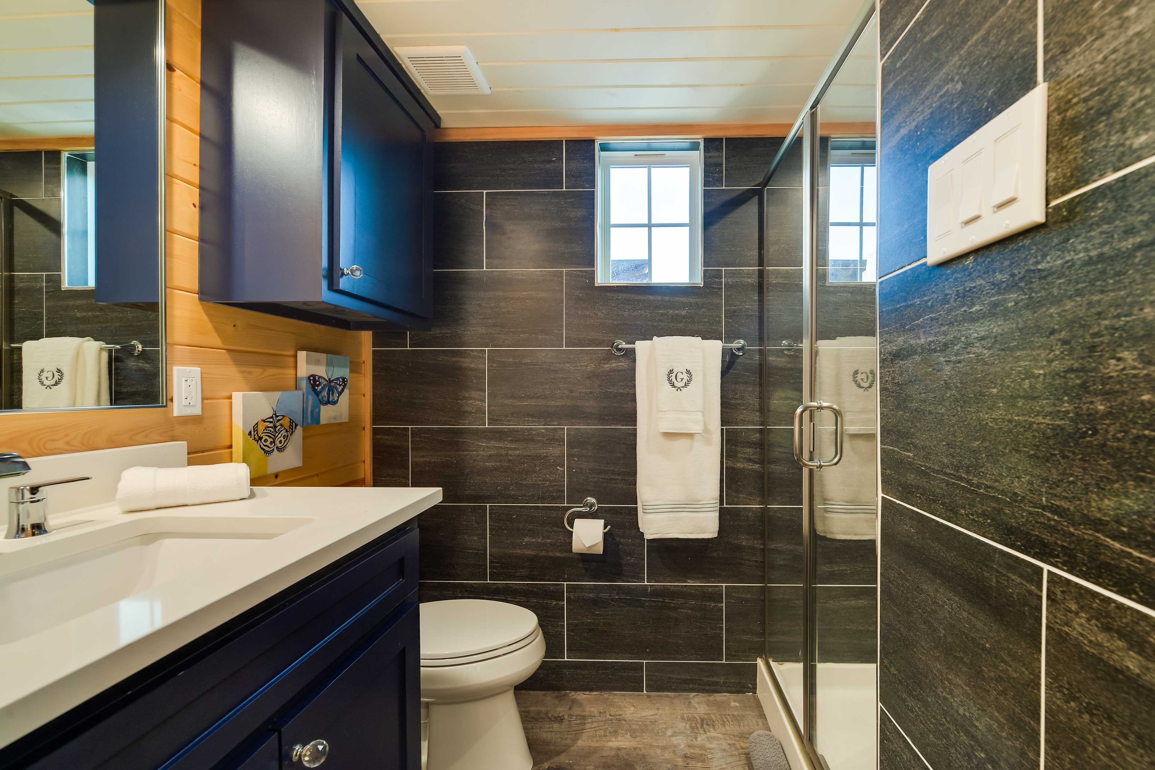 Full Bathroom | Complimentary Toiletries