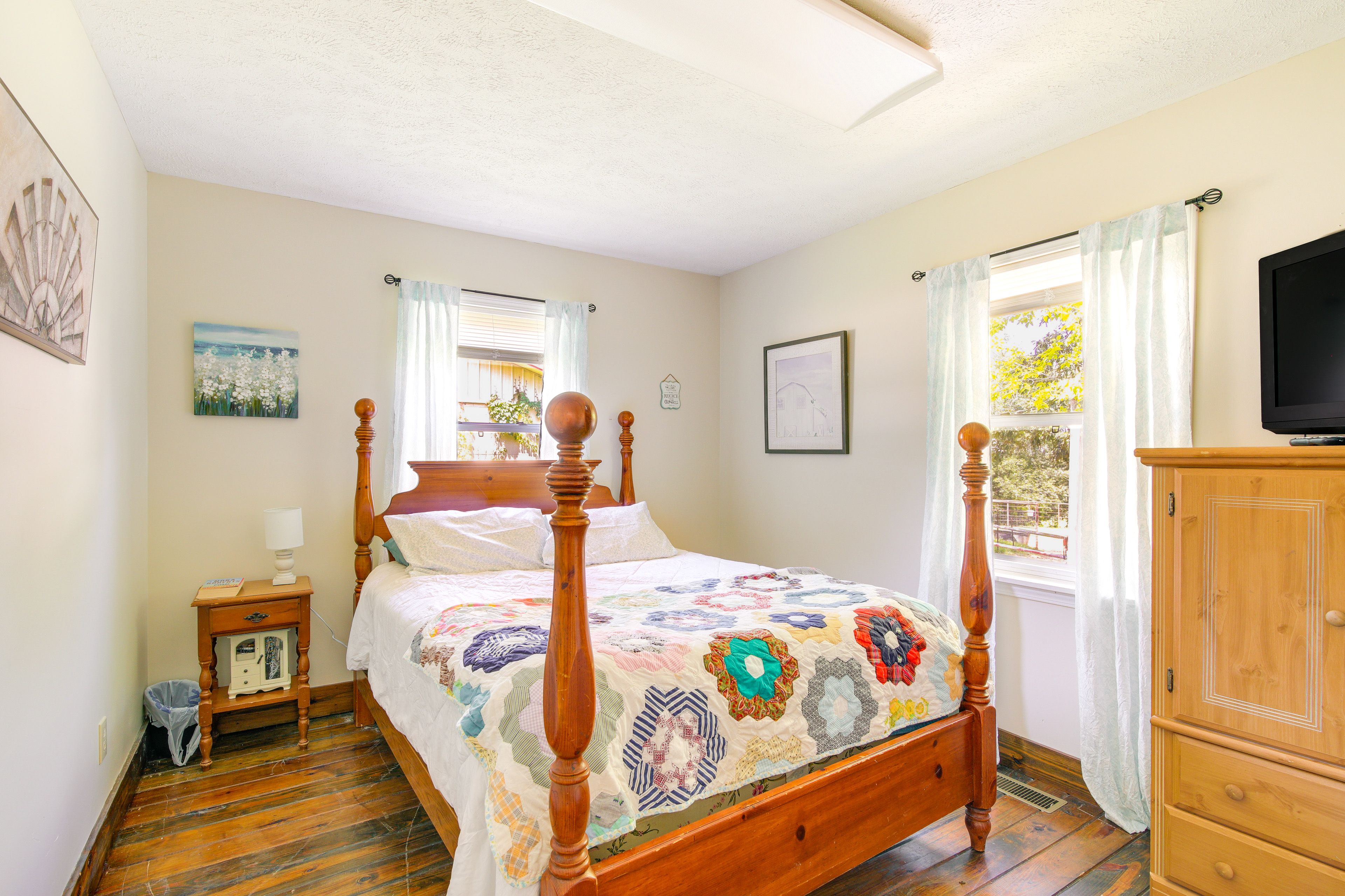 Bedroom | Queen Bed | Linens Provided