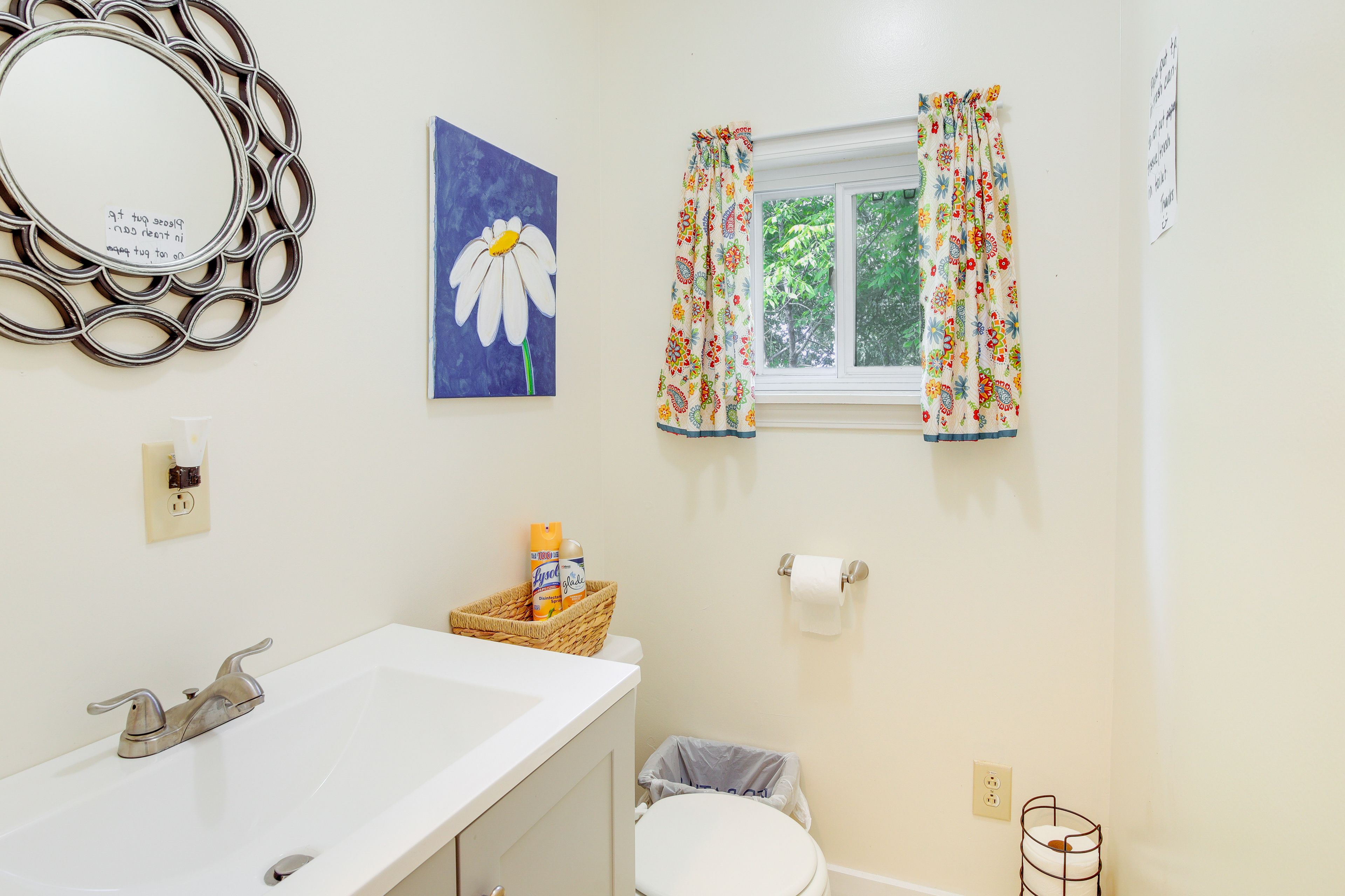 Full Bathroom | Towels Provided | Complimentary Toiletries