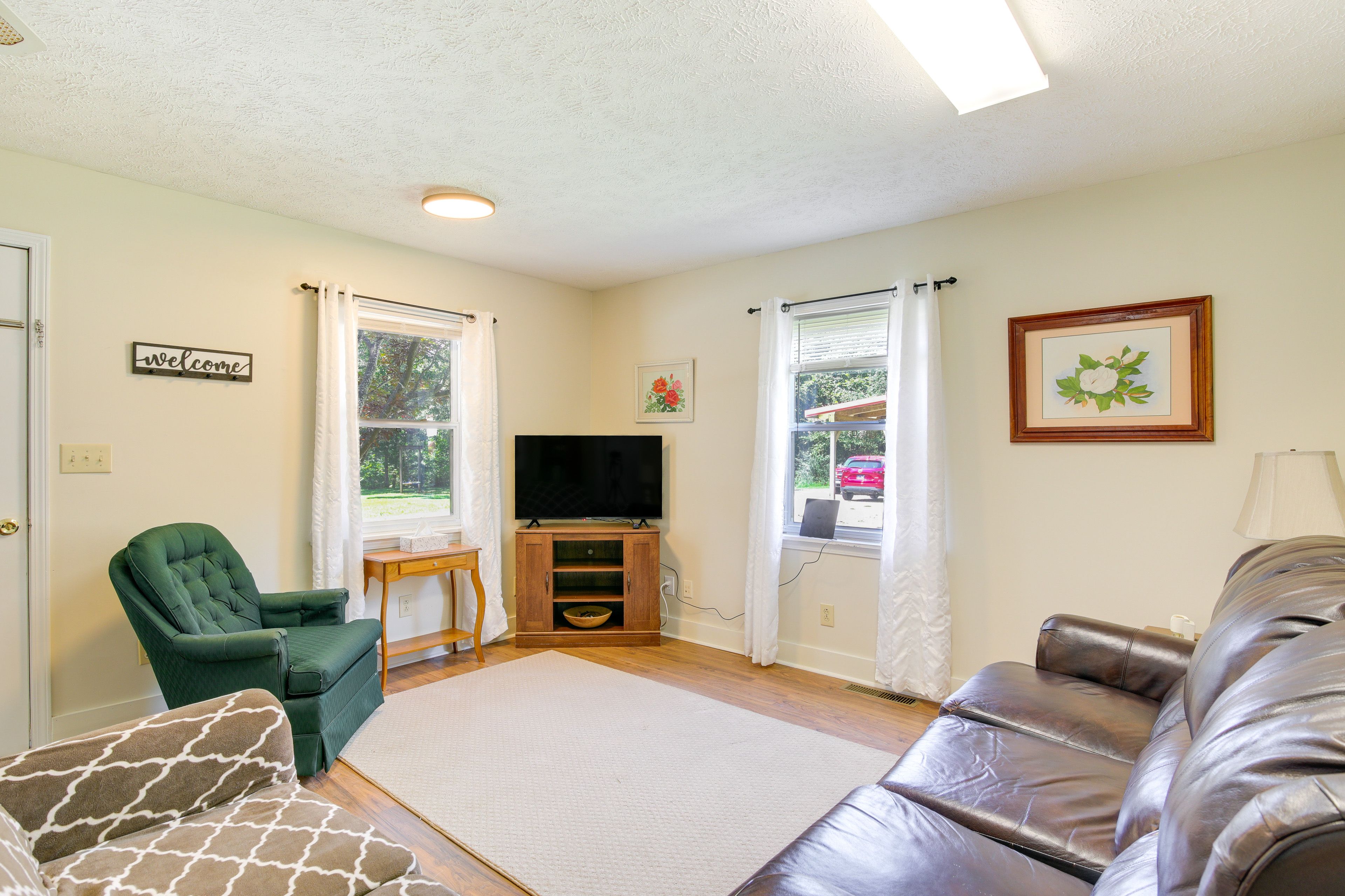 Living Room | Free WiFi | Smart TV w/ Cable | Full Bed