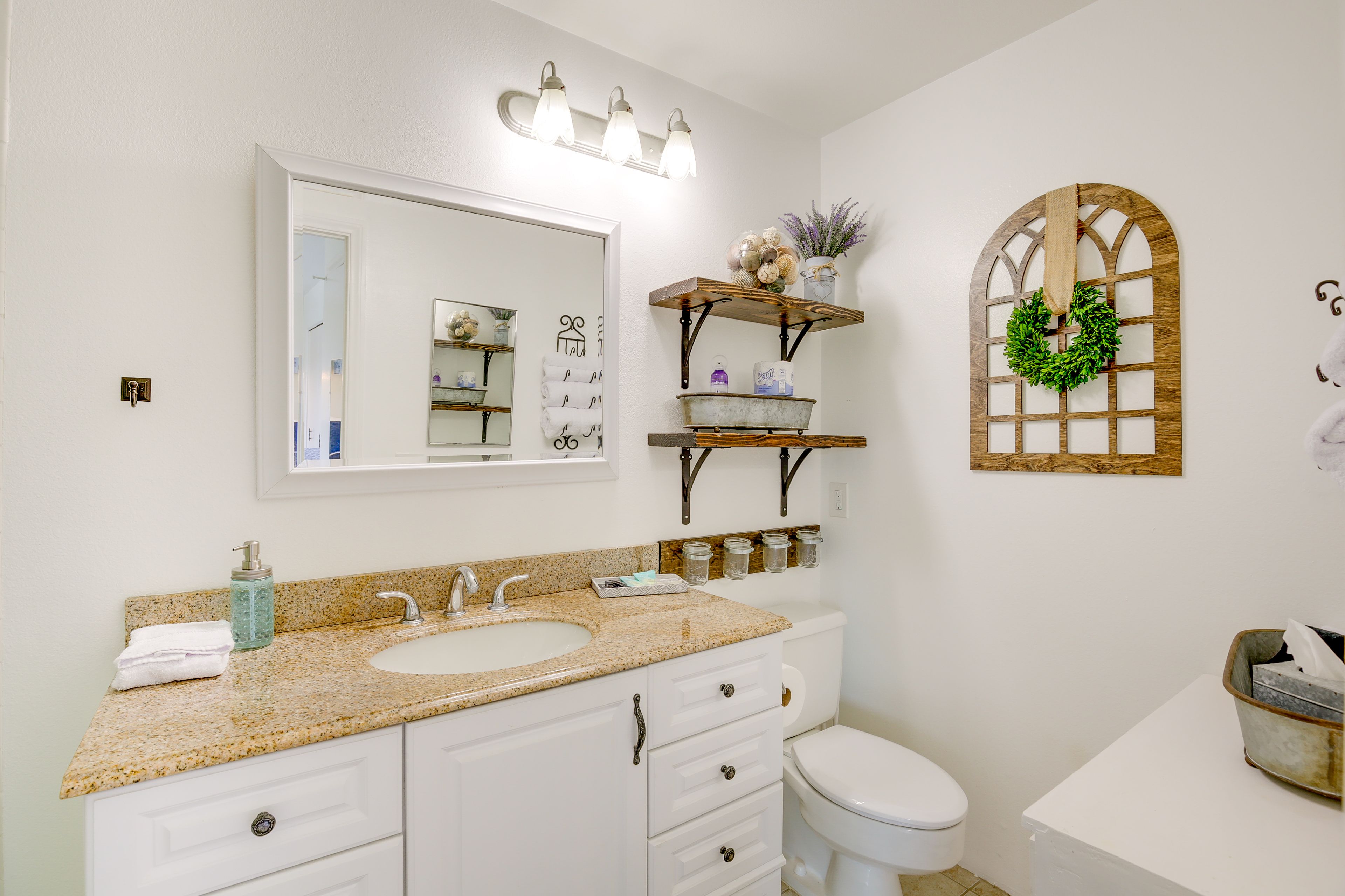 En-Suite Bathroom | 2nd Floor | Complimentary Toiletries | Hair Dryer