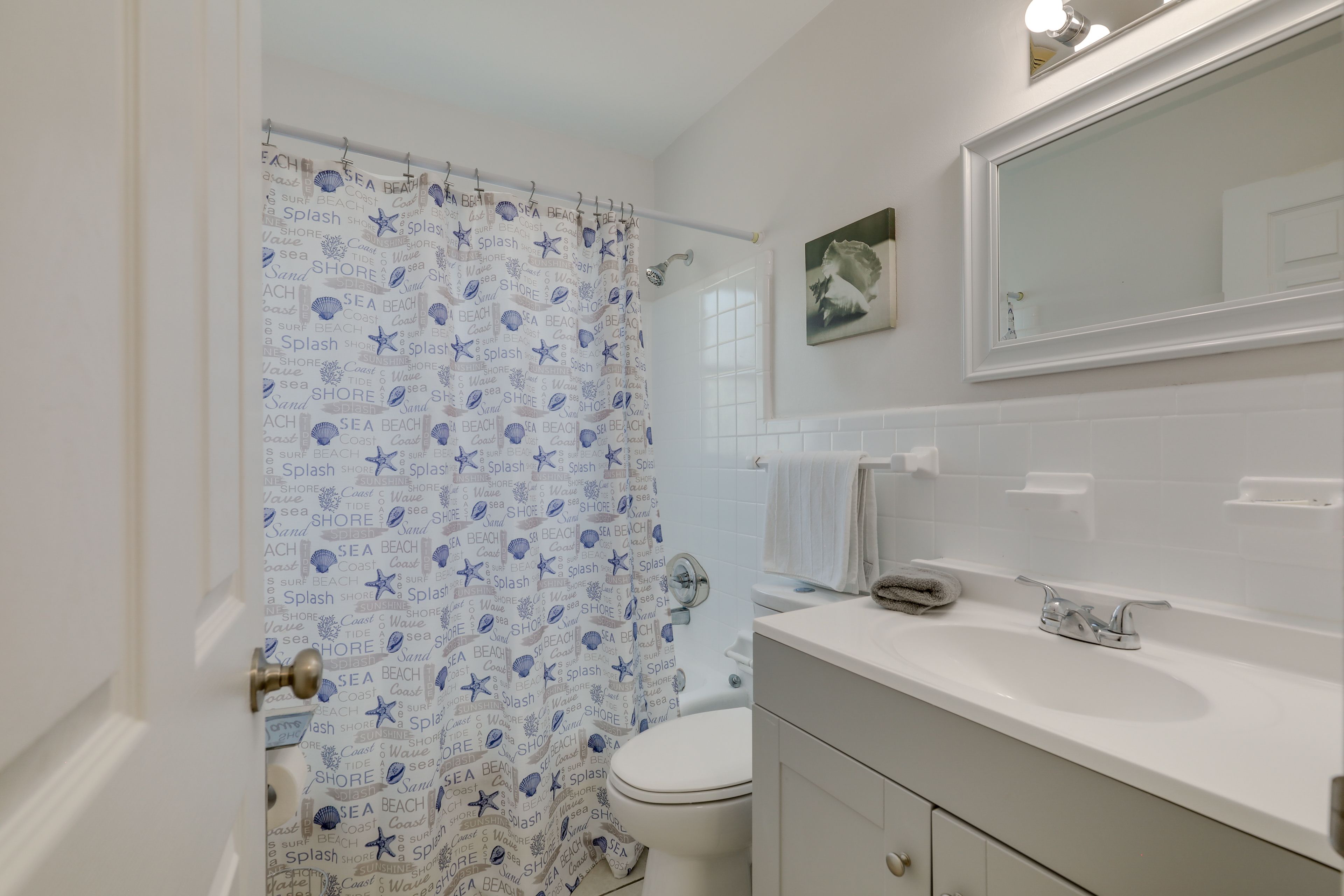 Full Bathroom | Towels Provided | Complimentary Toiletries