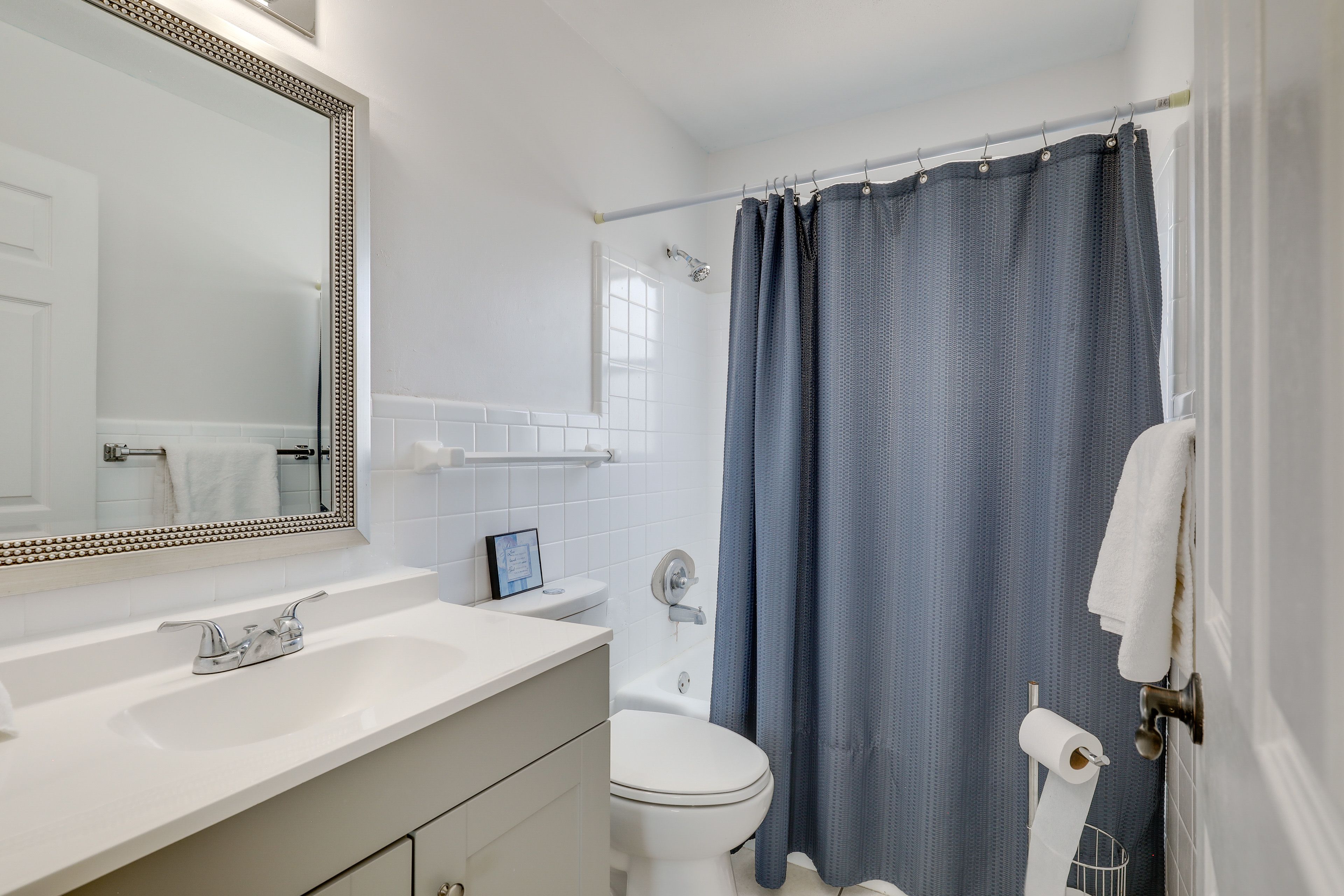 Full Bathroom | Towels Provided | Complimentary Toiletries