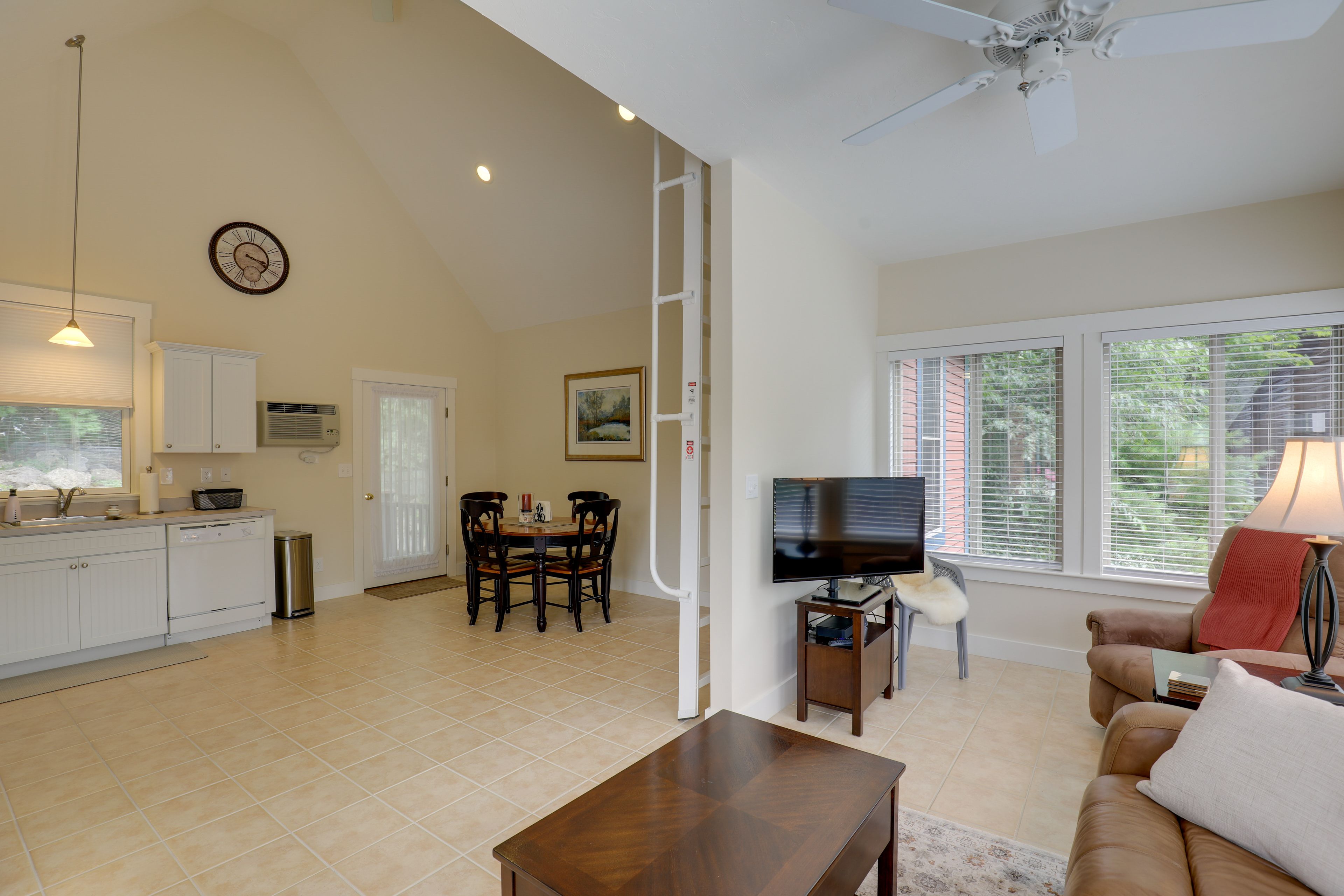 Living Room | Smart TV w/ Cable