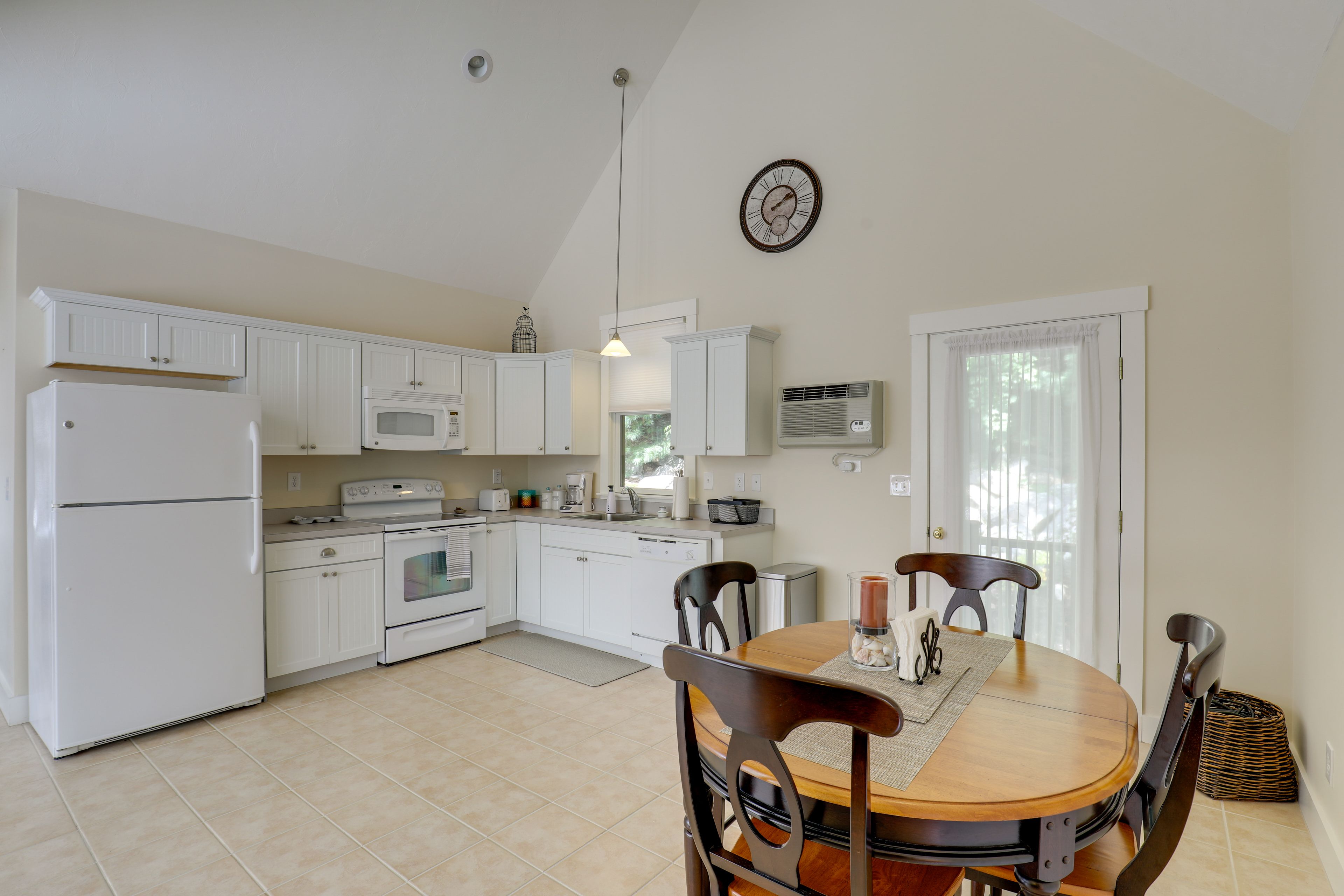 Dining Area | Dishware & Flatware Provided