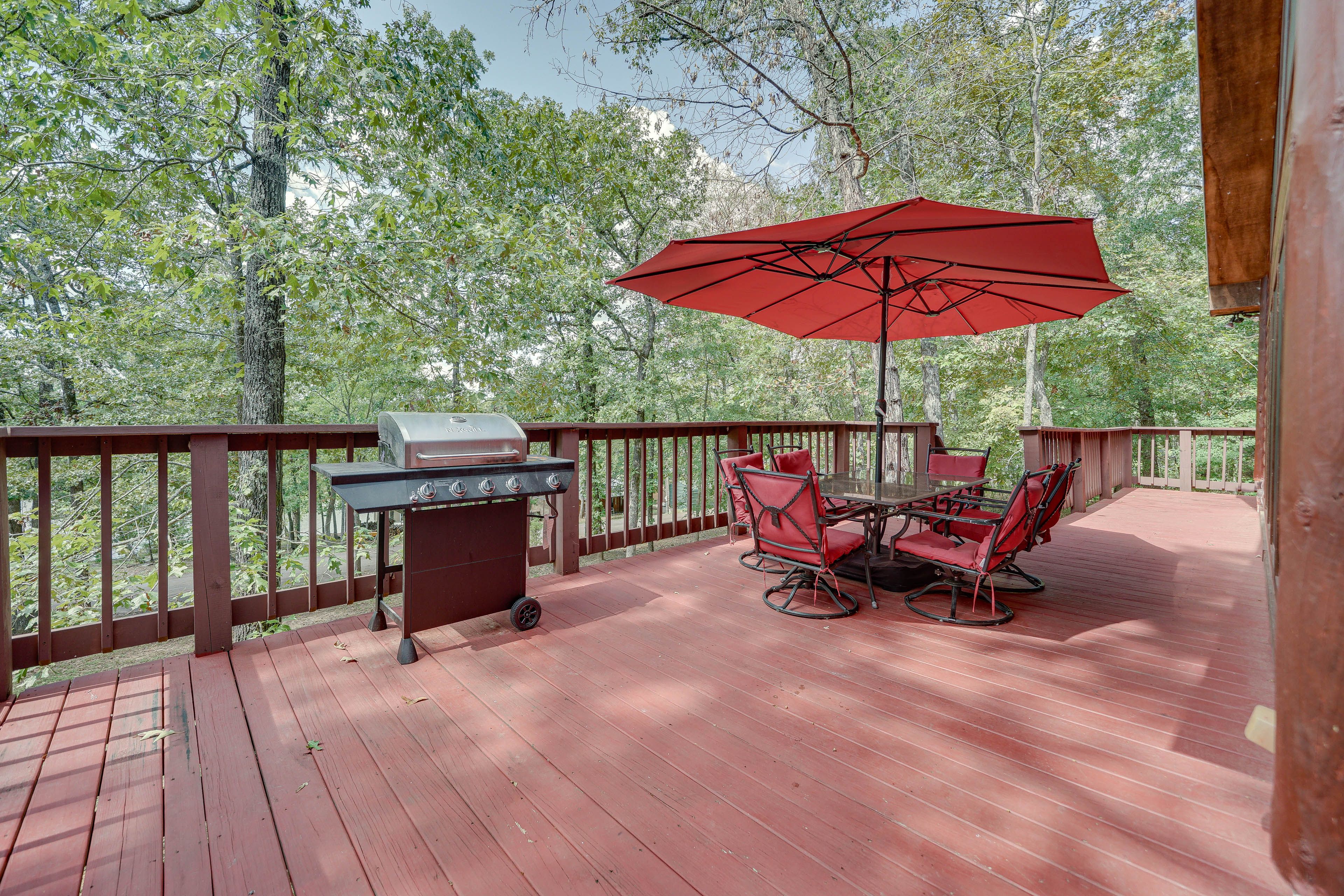 Deck | Gas Grill | Outdoor Dining Area