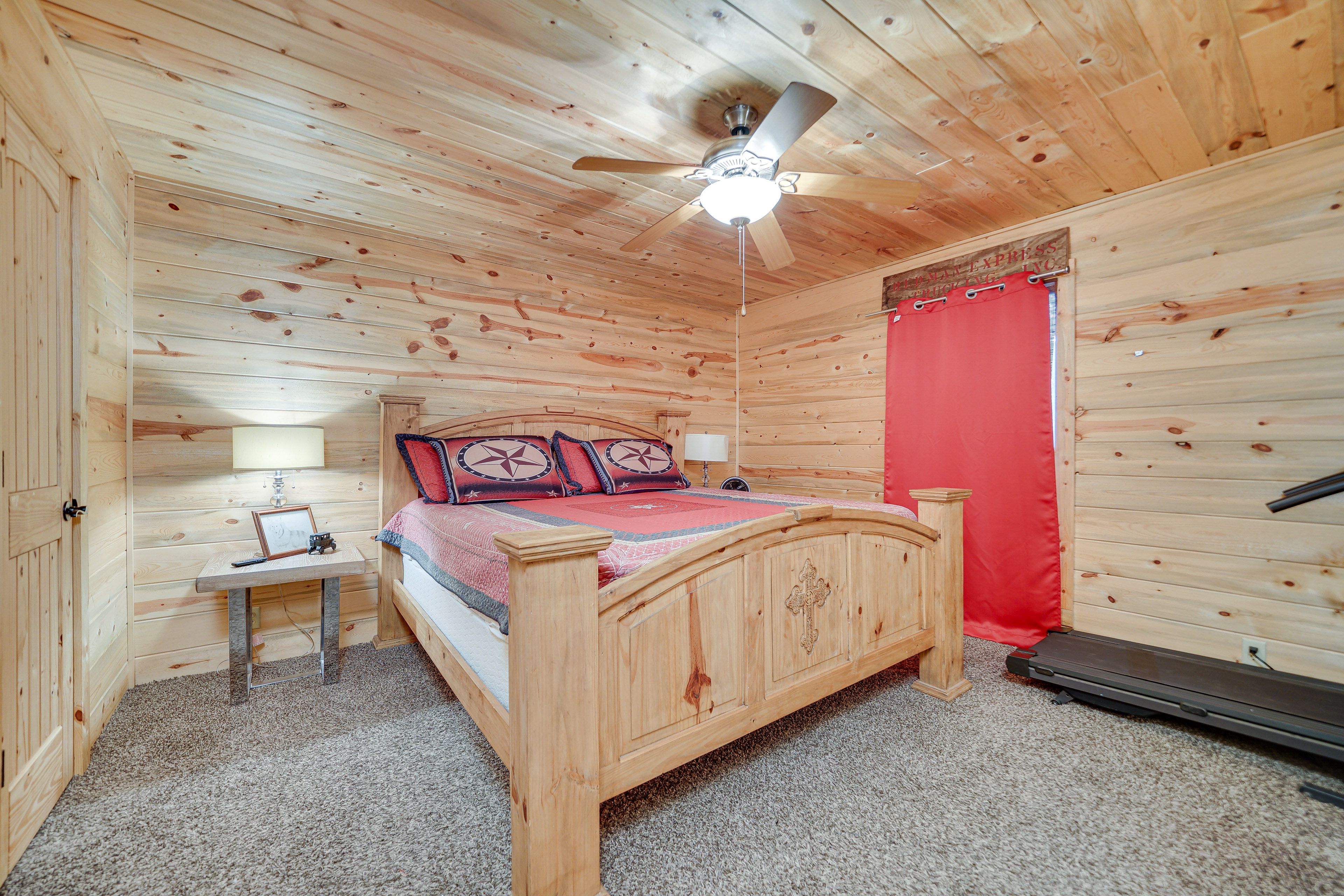 Bedroom 2 | 1st Floor | King Bed | Smart TV