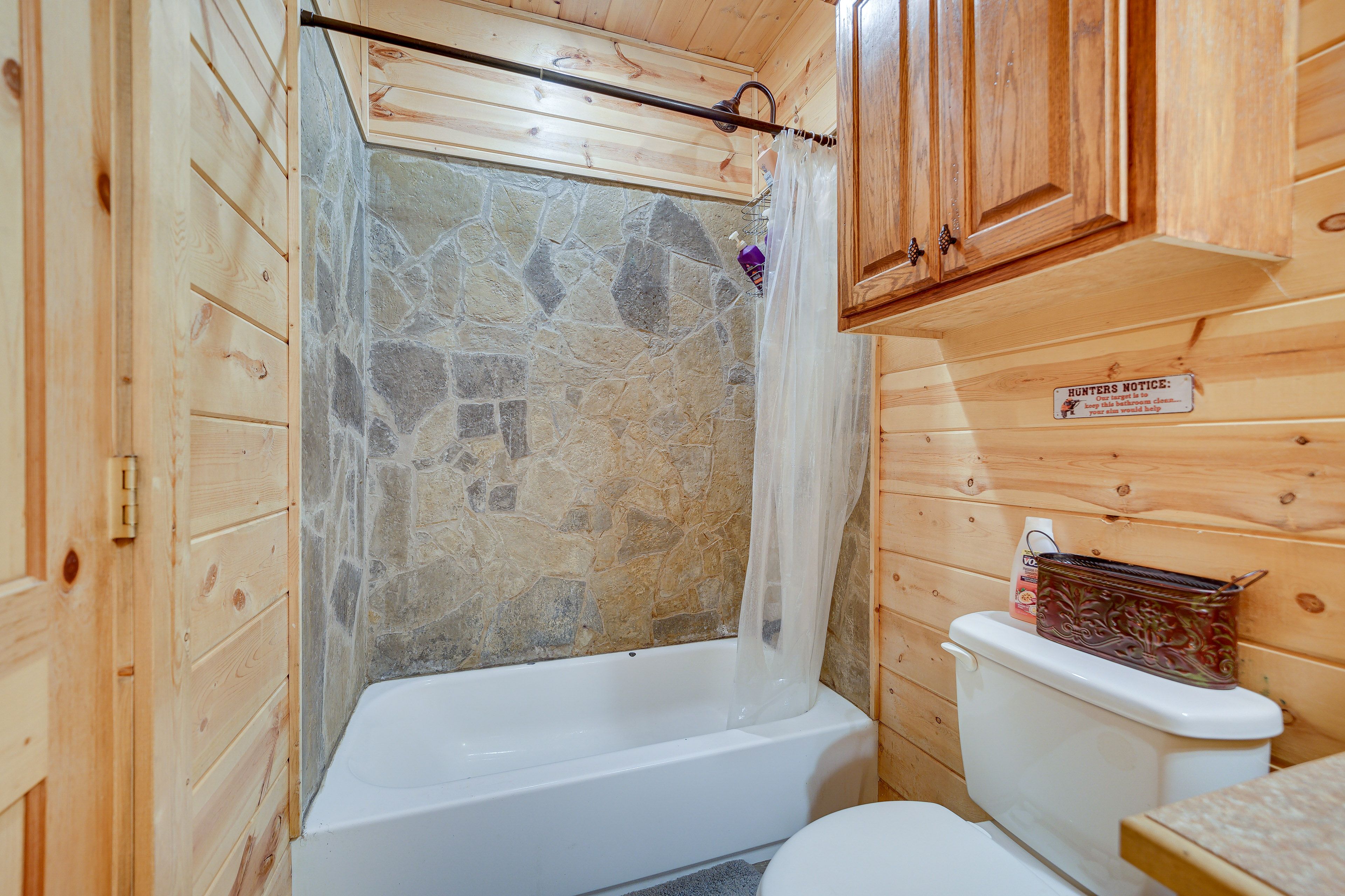 Full Bathroom | Towels Provided | Complimentary Toiletries