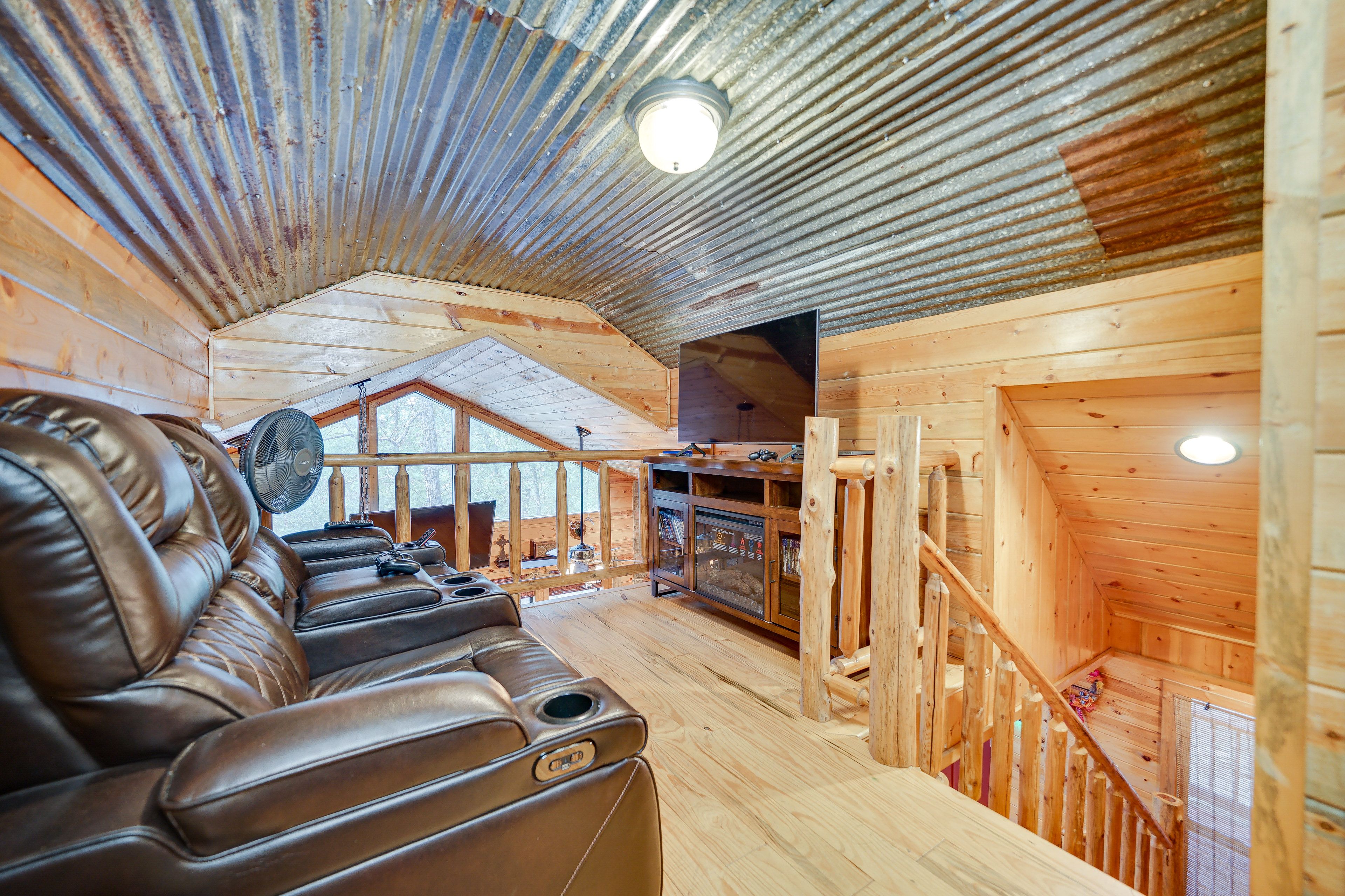 Upstairs Living Room | 2nd Floor | Fireplace | Smart TV
