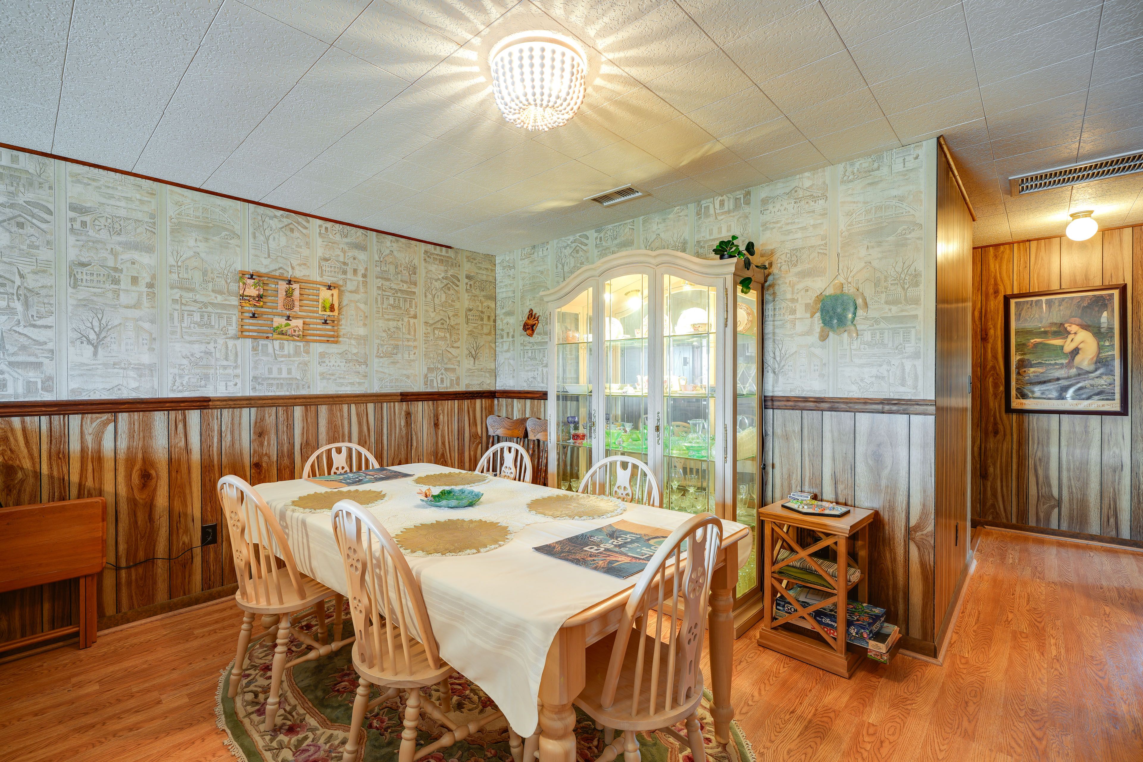 Dining Area | Dishware/Flatware Provided