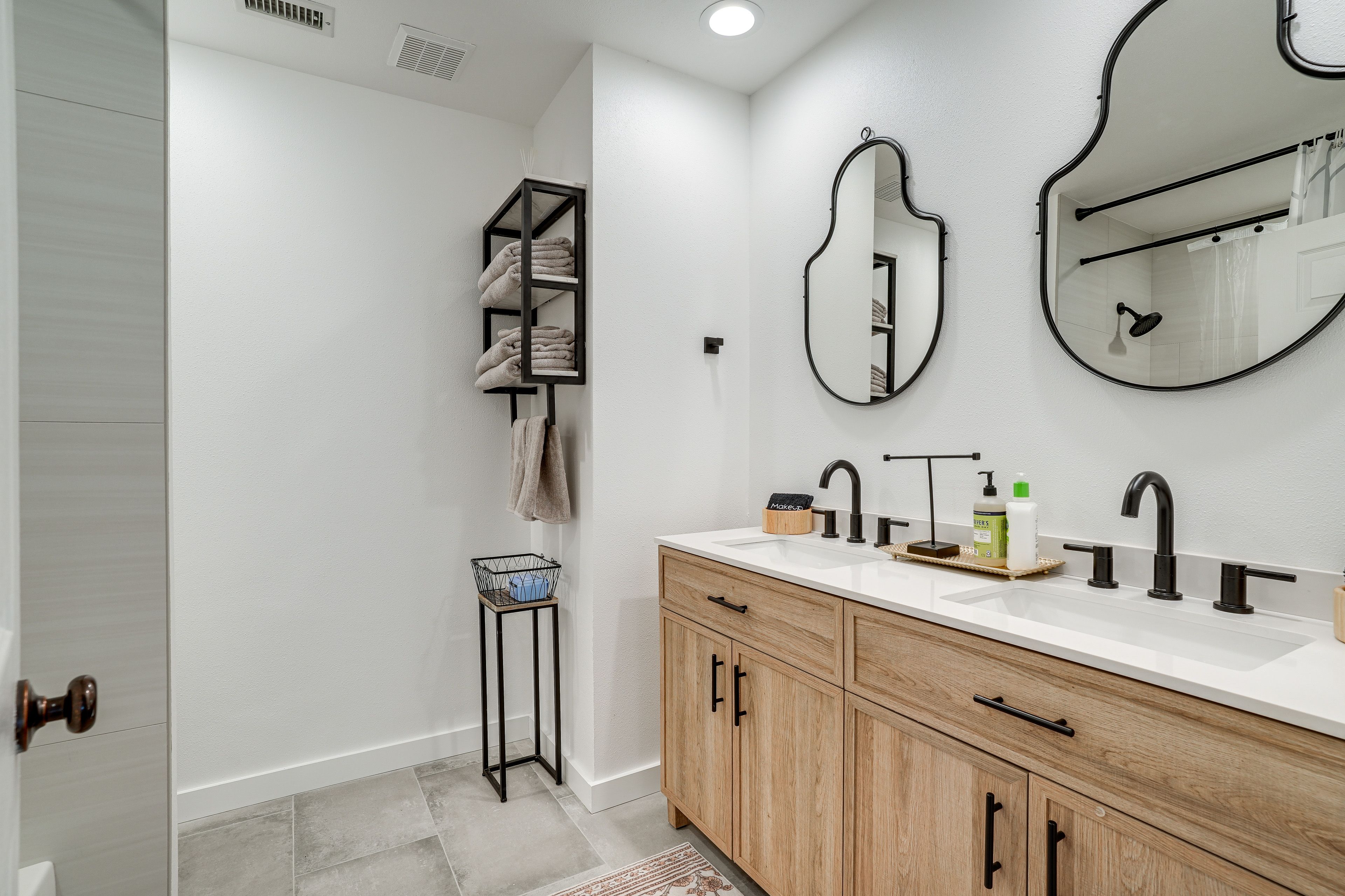 Full Bathroom | Towels Provided