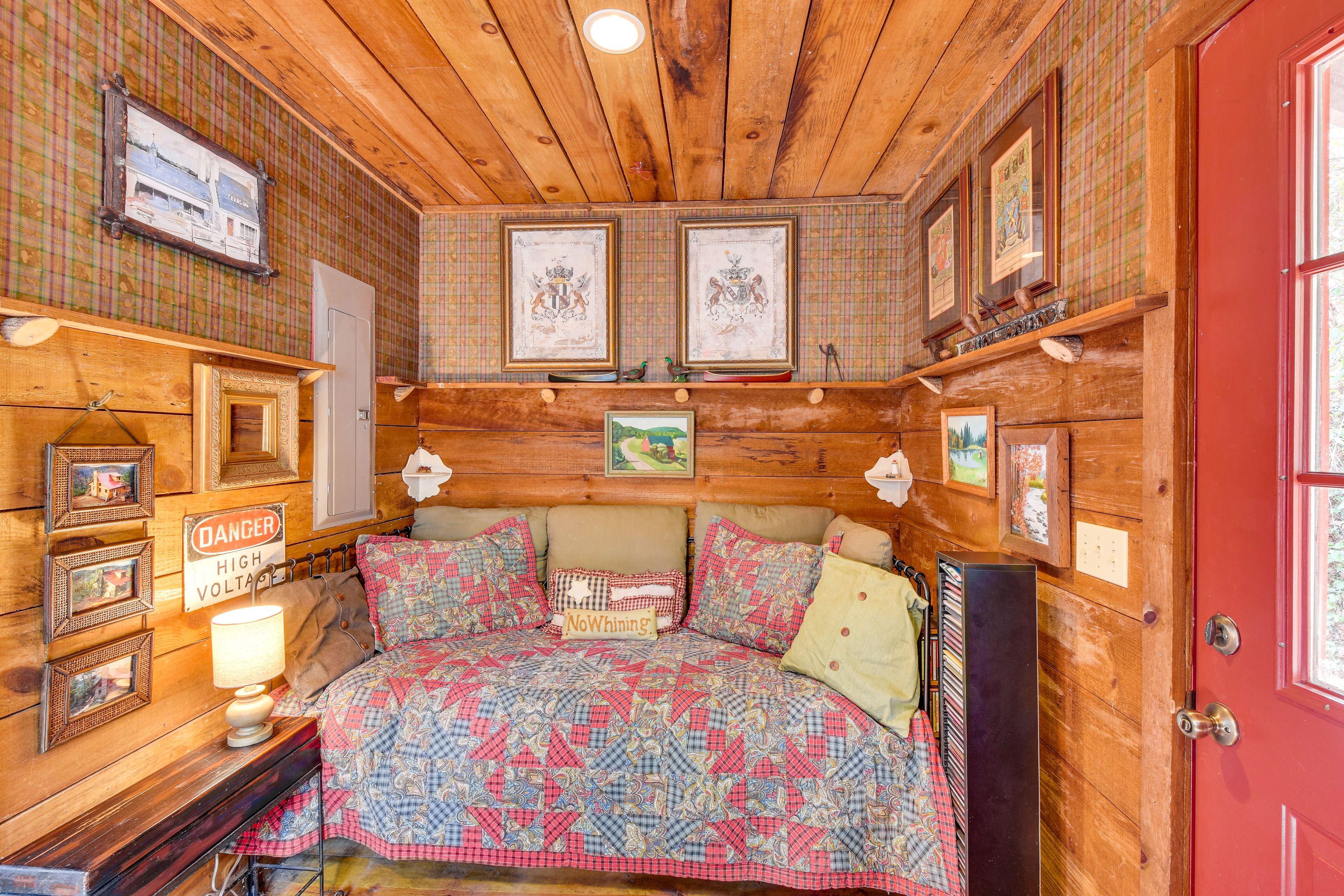 Bonus Room | Twin Daybed | Electric Piano | 1st Floor