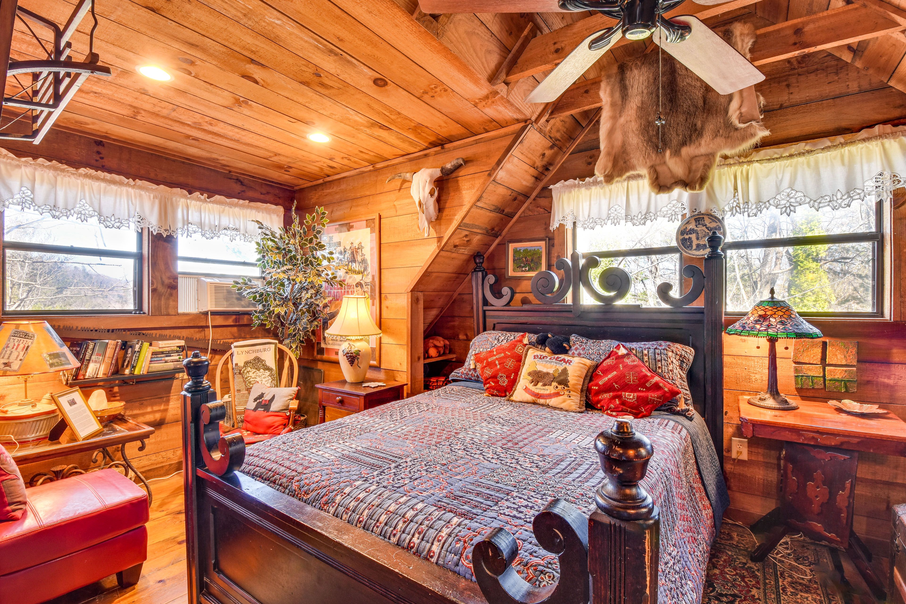 Loft | Queen Bed | Books | Flat-Screen TV | 2nd Floor
