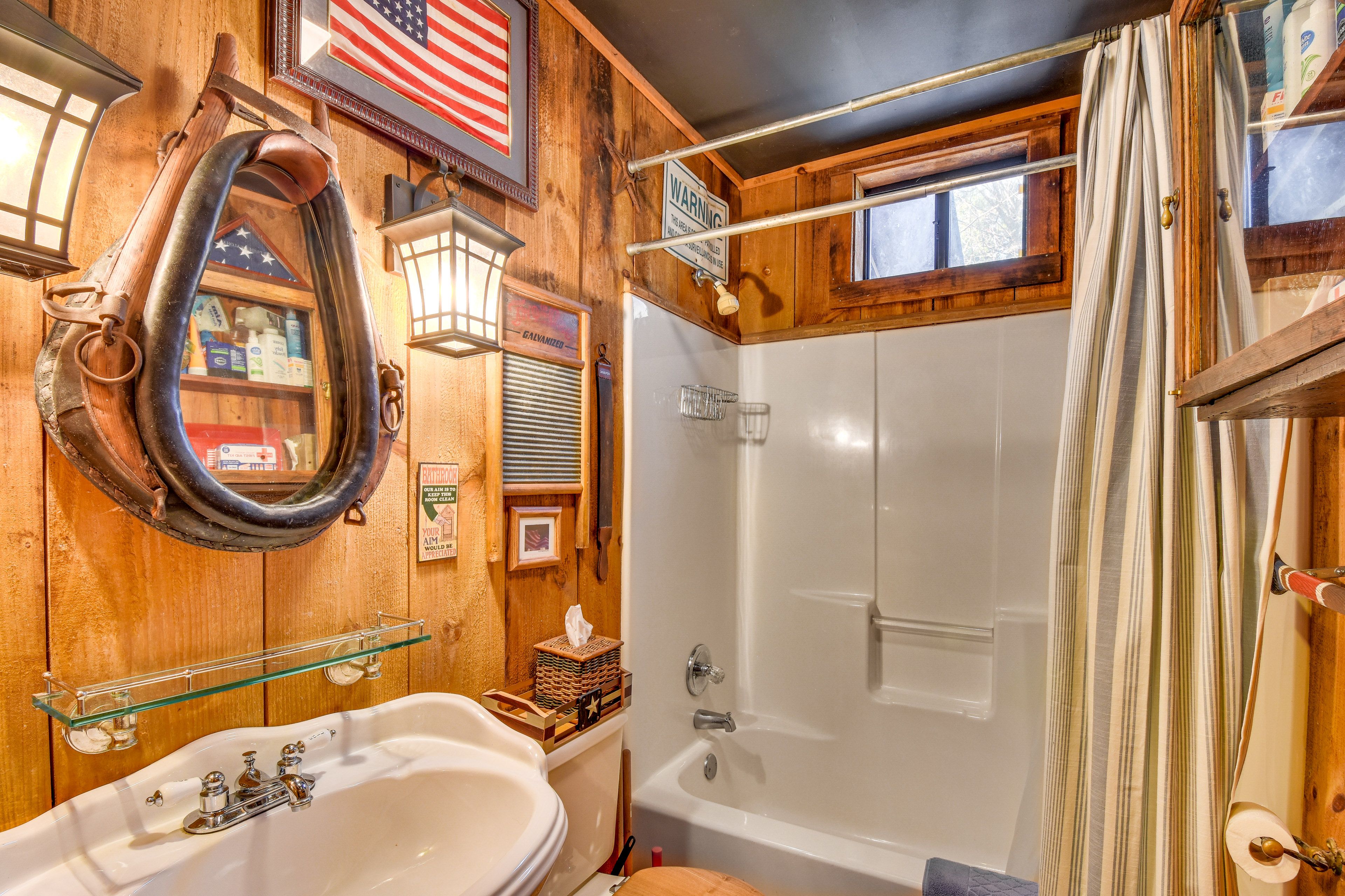 Full Bathroom | Towels Provided | 1st Floor