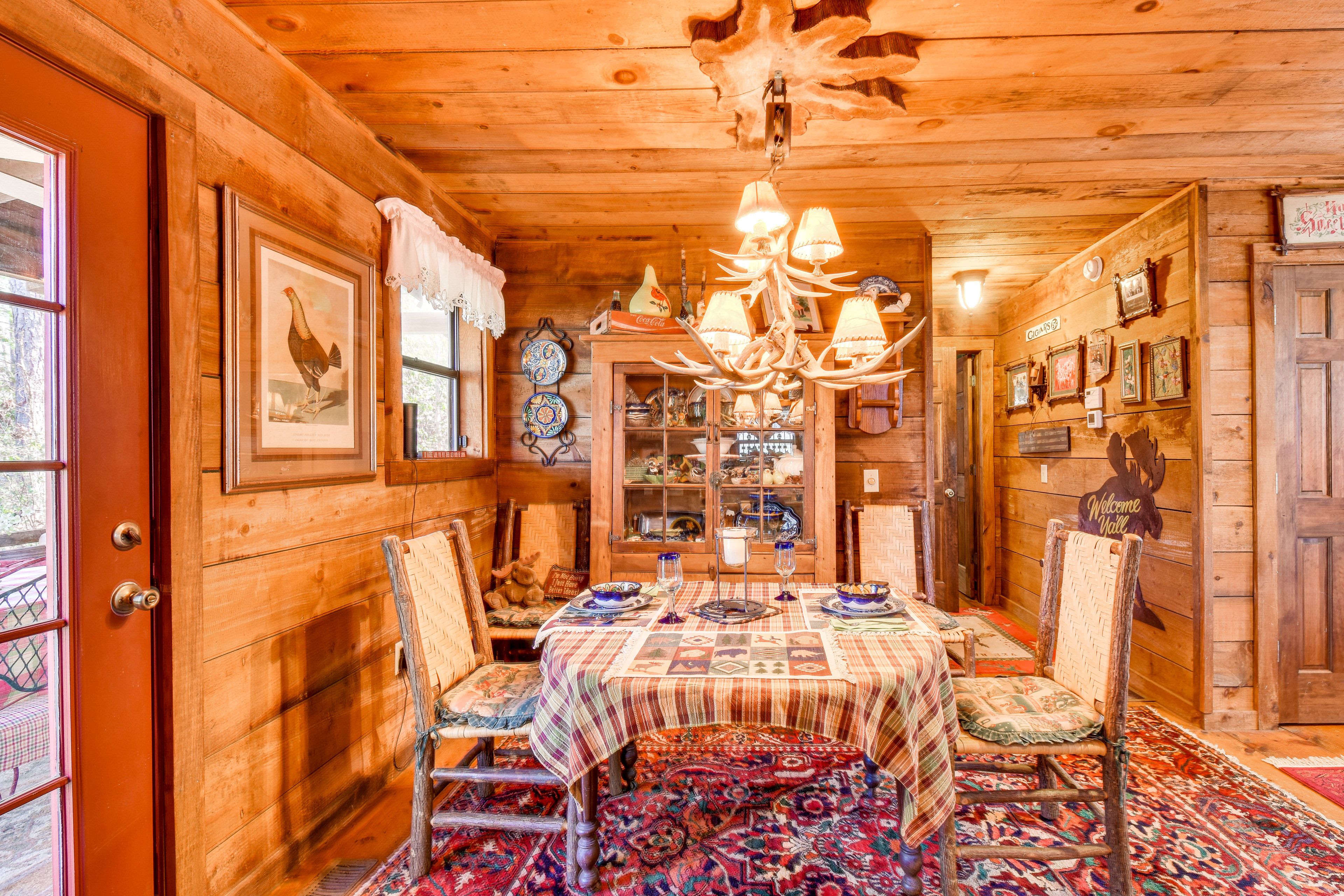 Dining Area | Dishware/Flatware Provided | 1st Floor