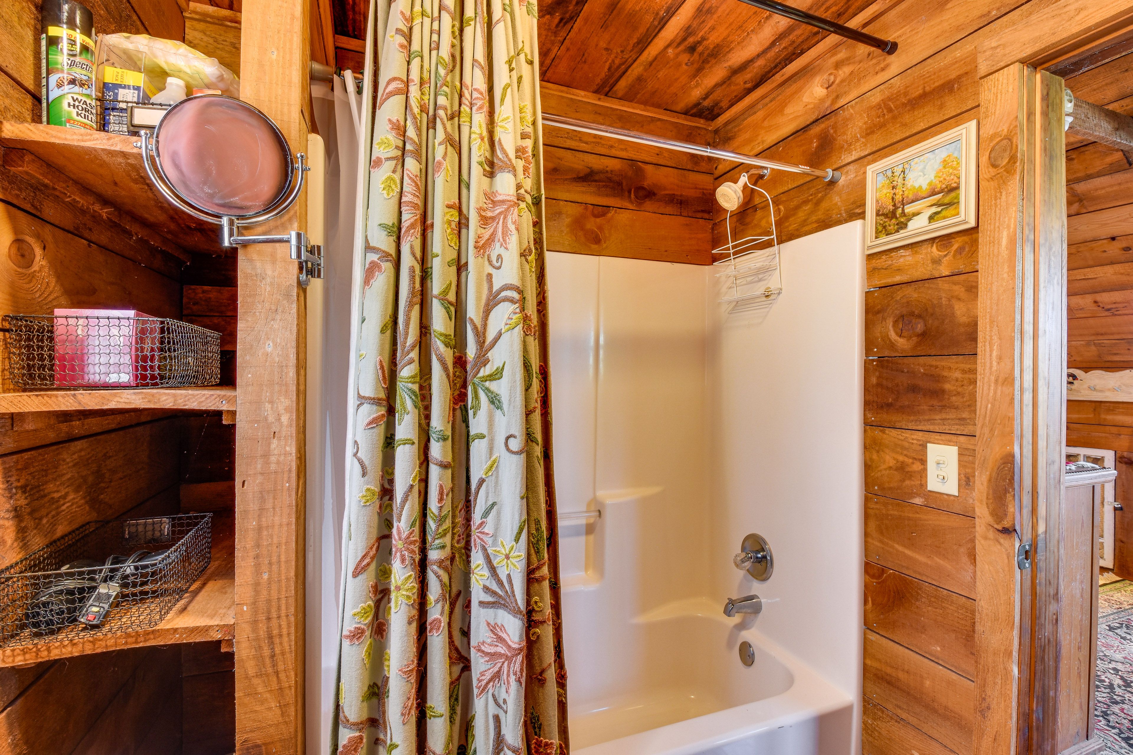 Full Bathroom | Complimentary Toiletries | 2nd Floor