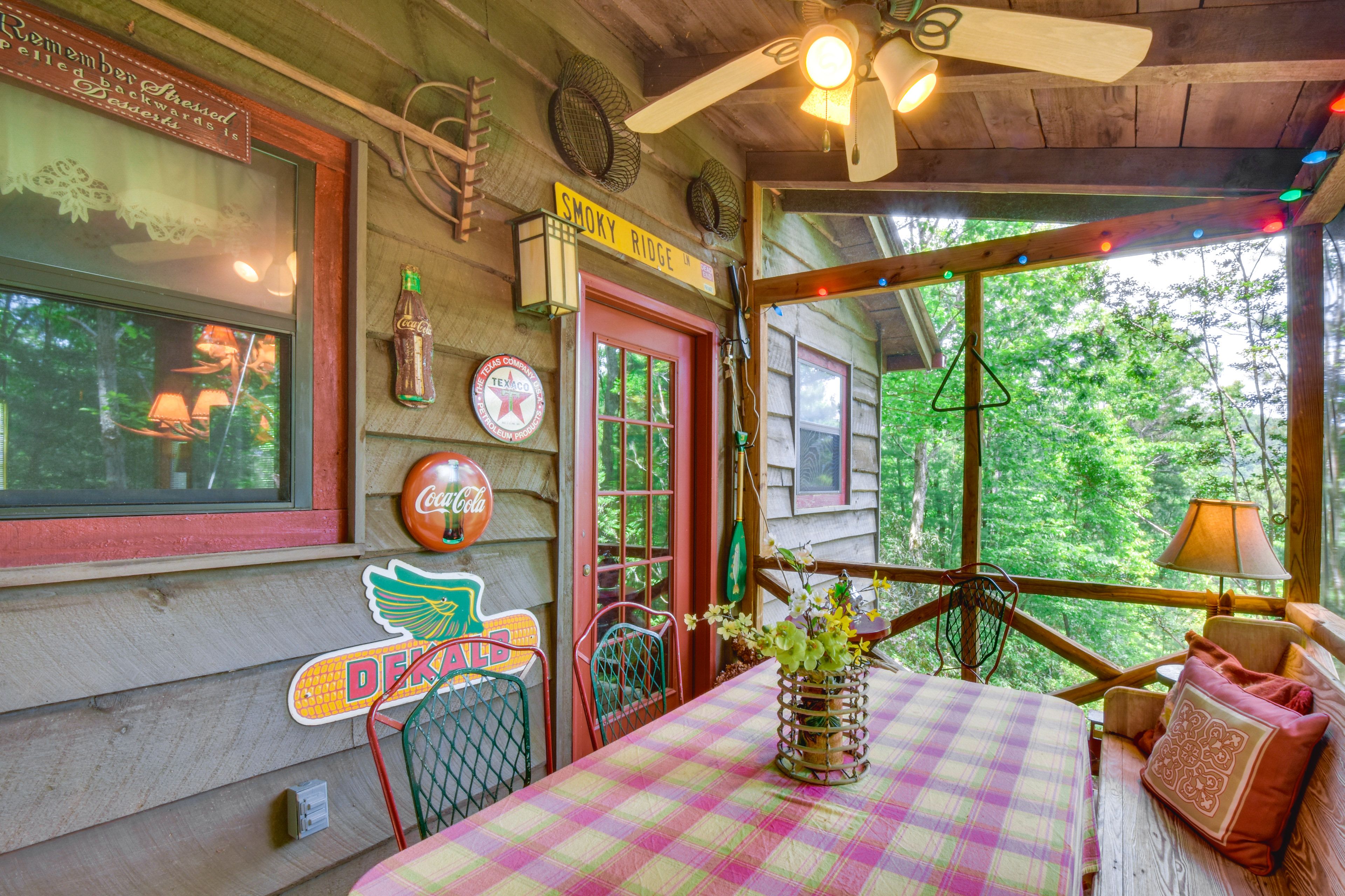 Screened-In Porch | Outdoor Dining Area