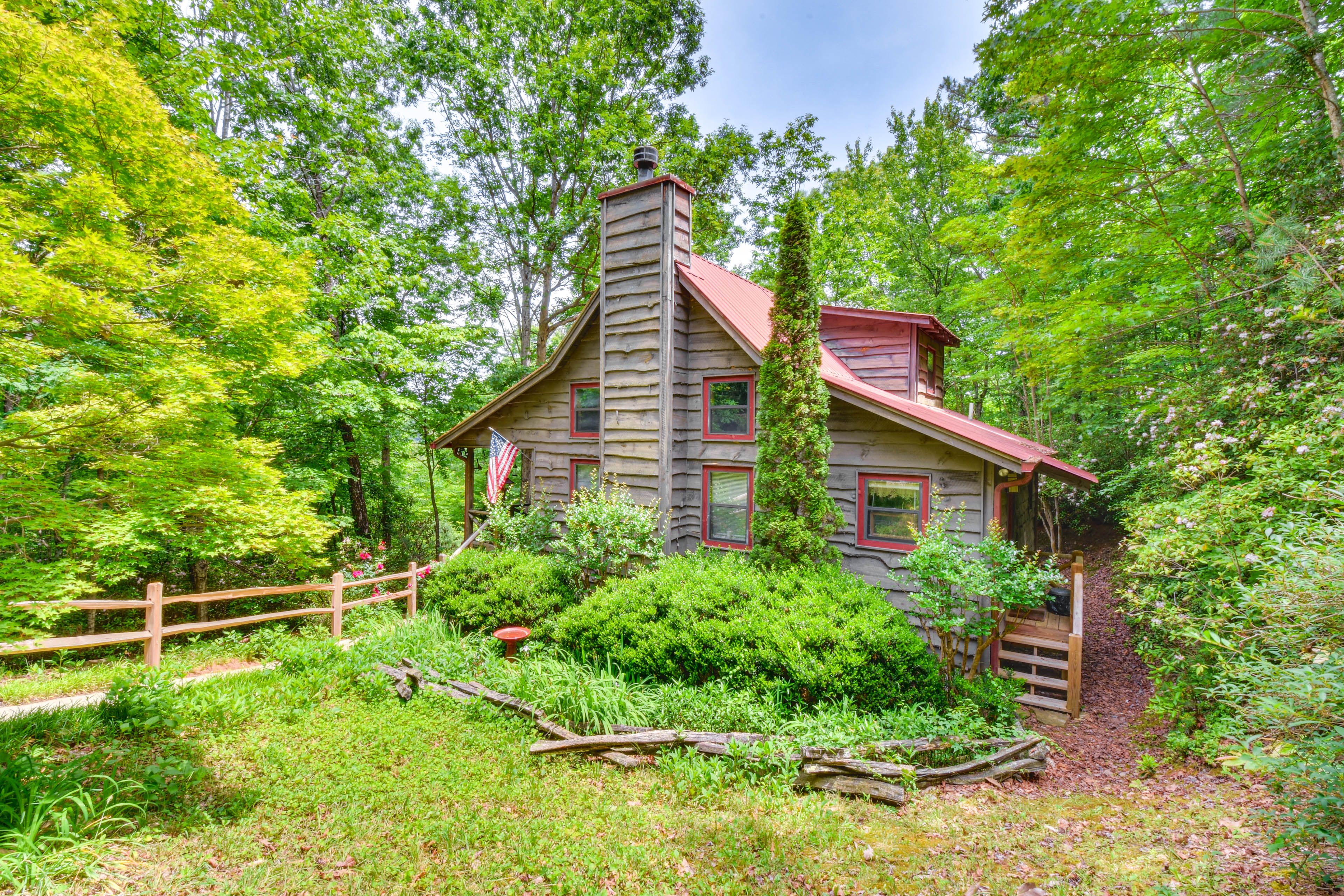 Tiger Vacation Rental | 1BR | 2BA | 1,500 Sq Ft | Stairs Required