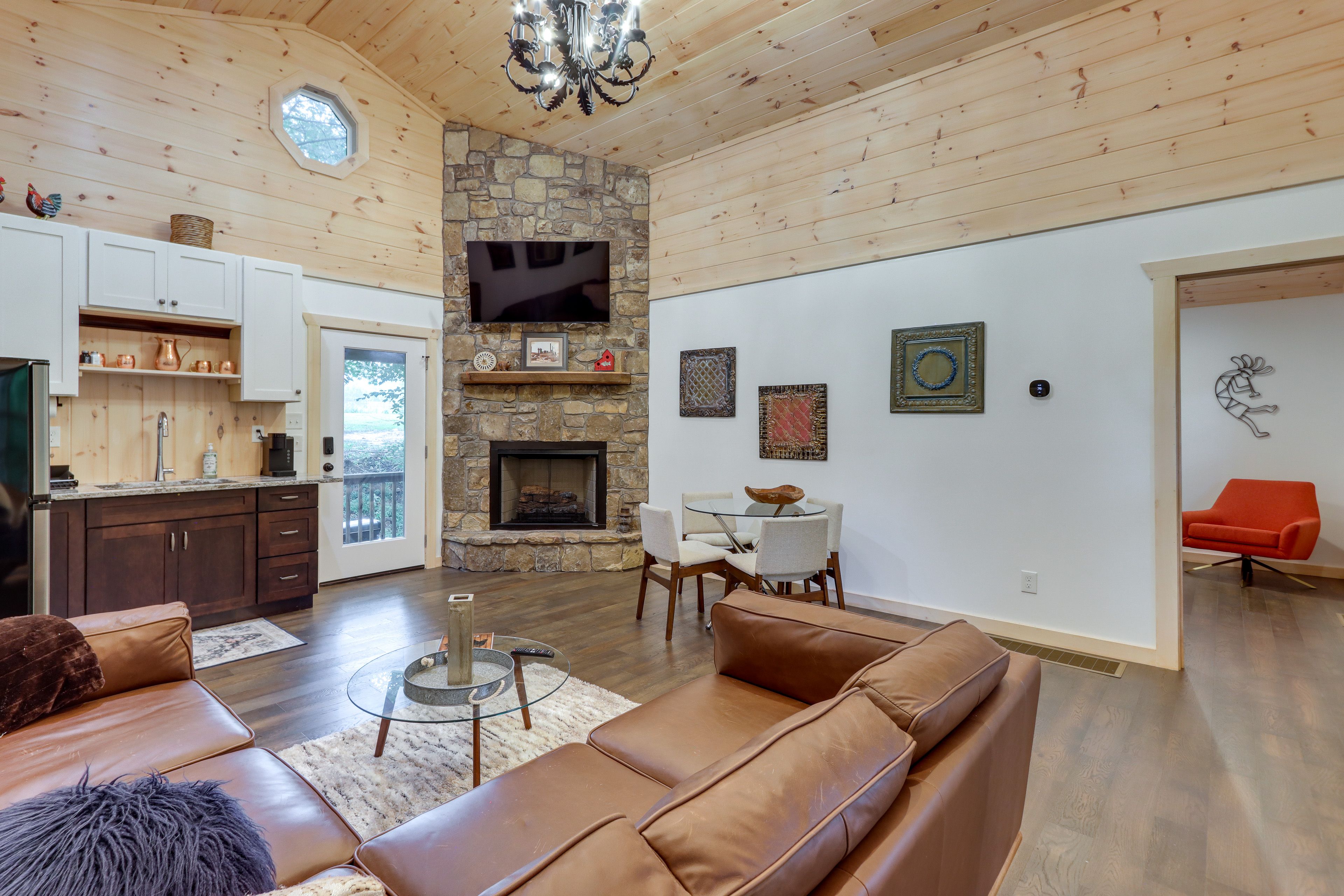 Living Room | Main Floor | Smart TV | Free WiFi (High Speed)