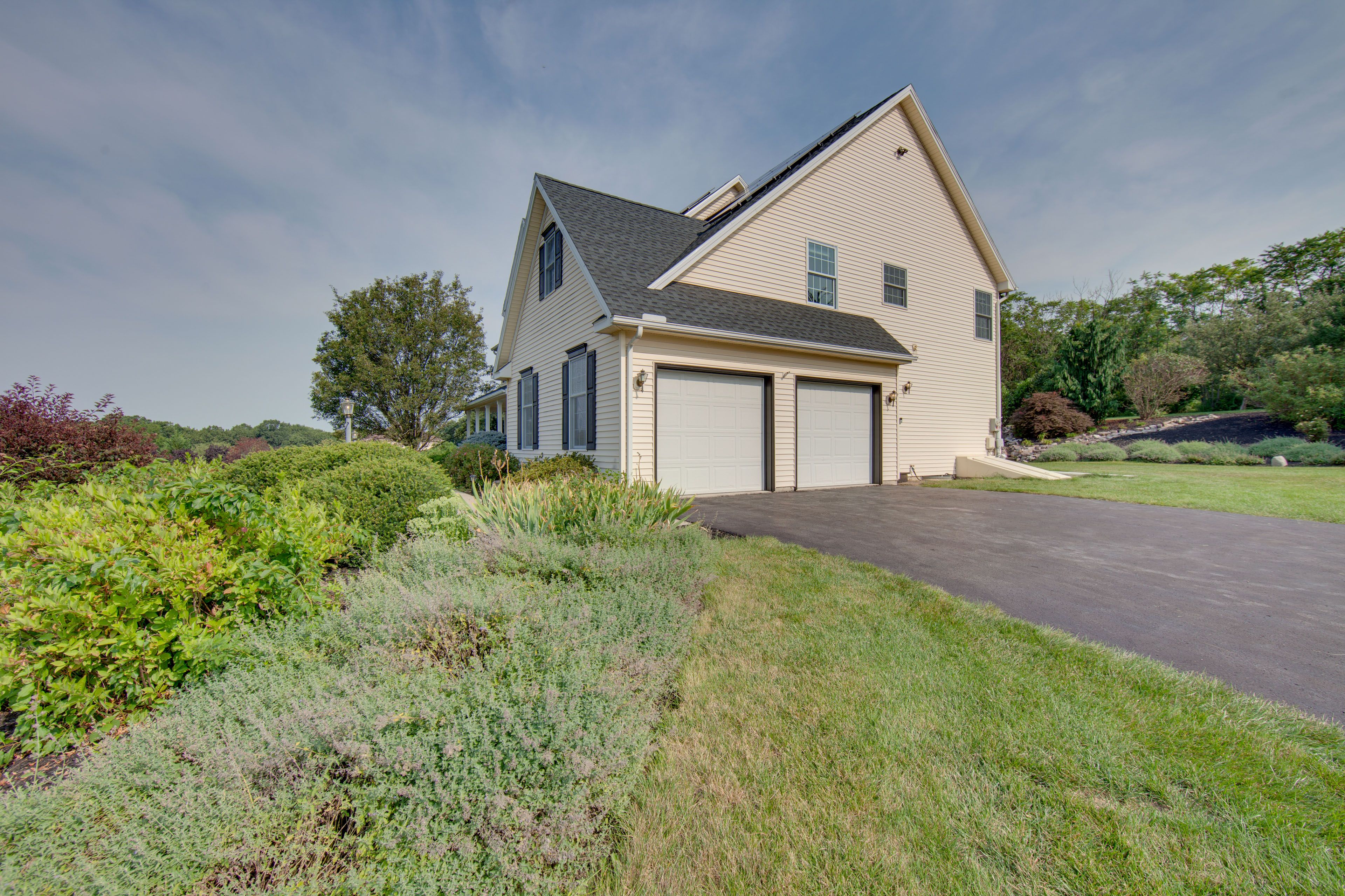Parking | Driveway (6 Vehicles) | Garage (2 Vehicles)