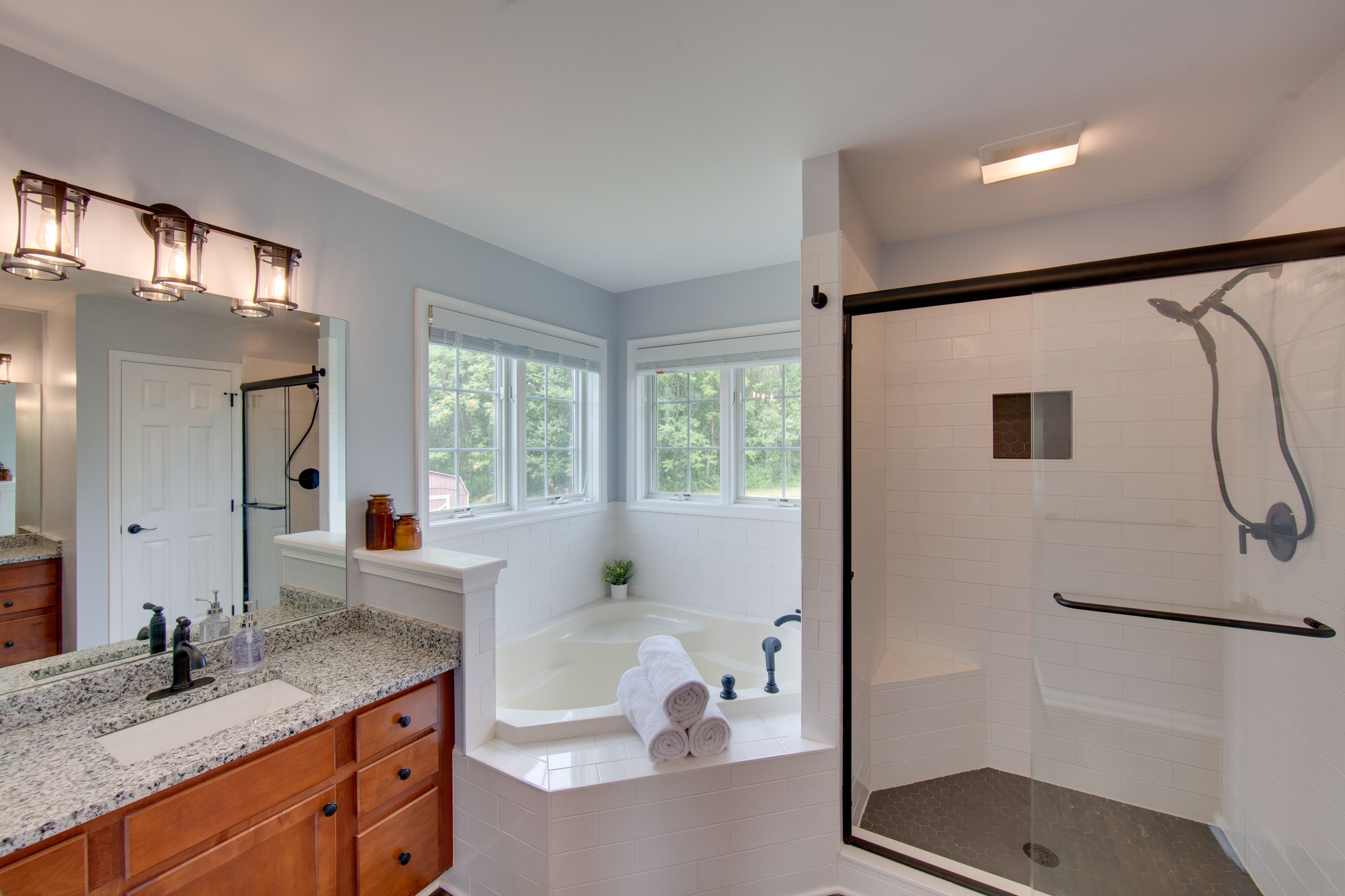 En-Suite Bathroom | Complimentary Toiletries | Upper Level