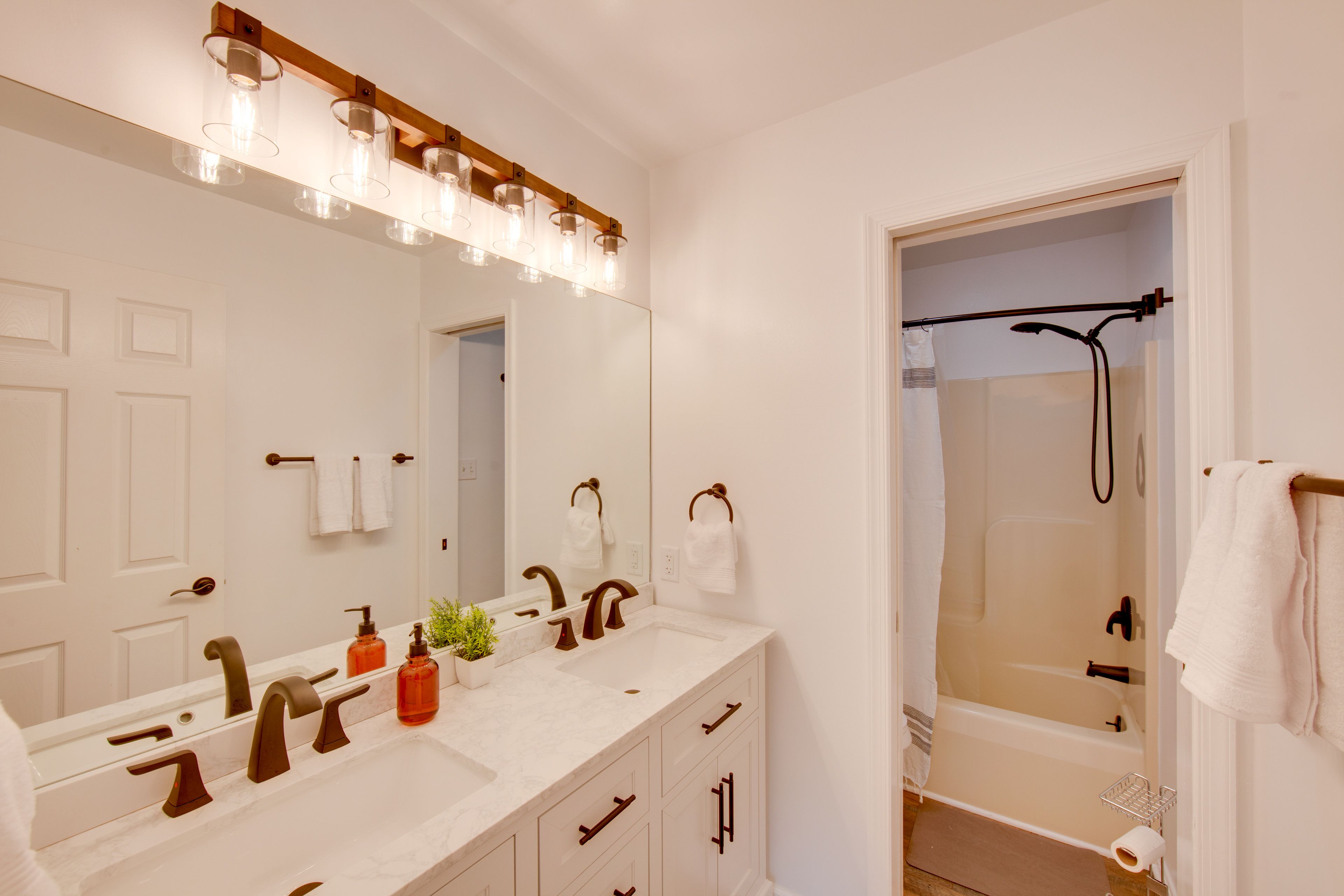 Full Bathroom | Upper Level
