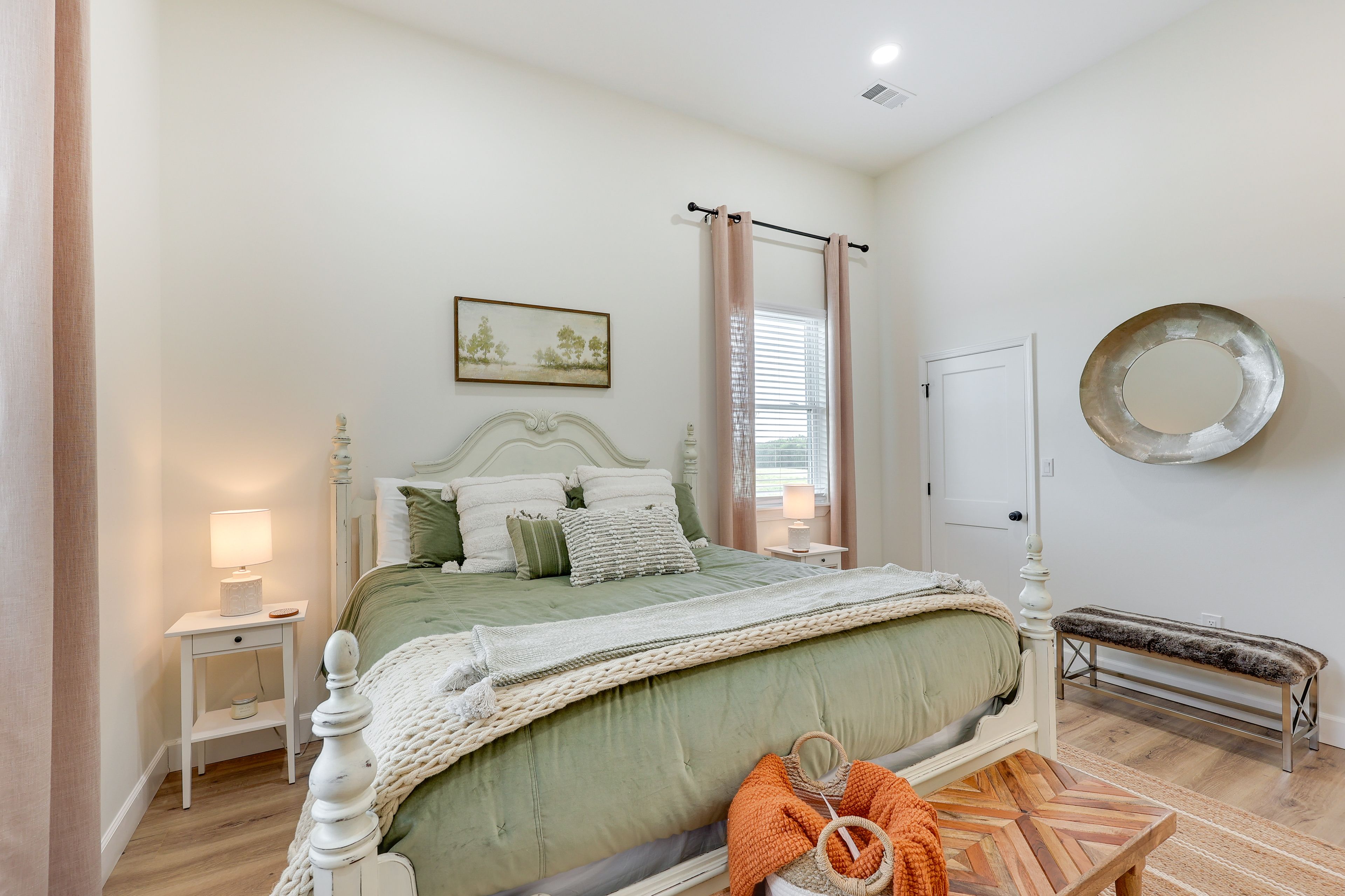 Bedroom 1 | King Bed | Linens & Towels | Smart TV | En-Suite Bathroom