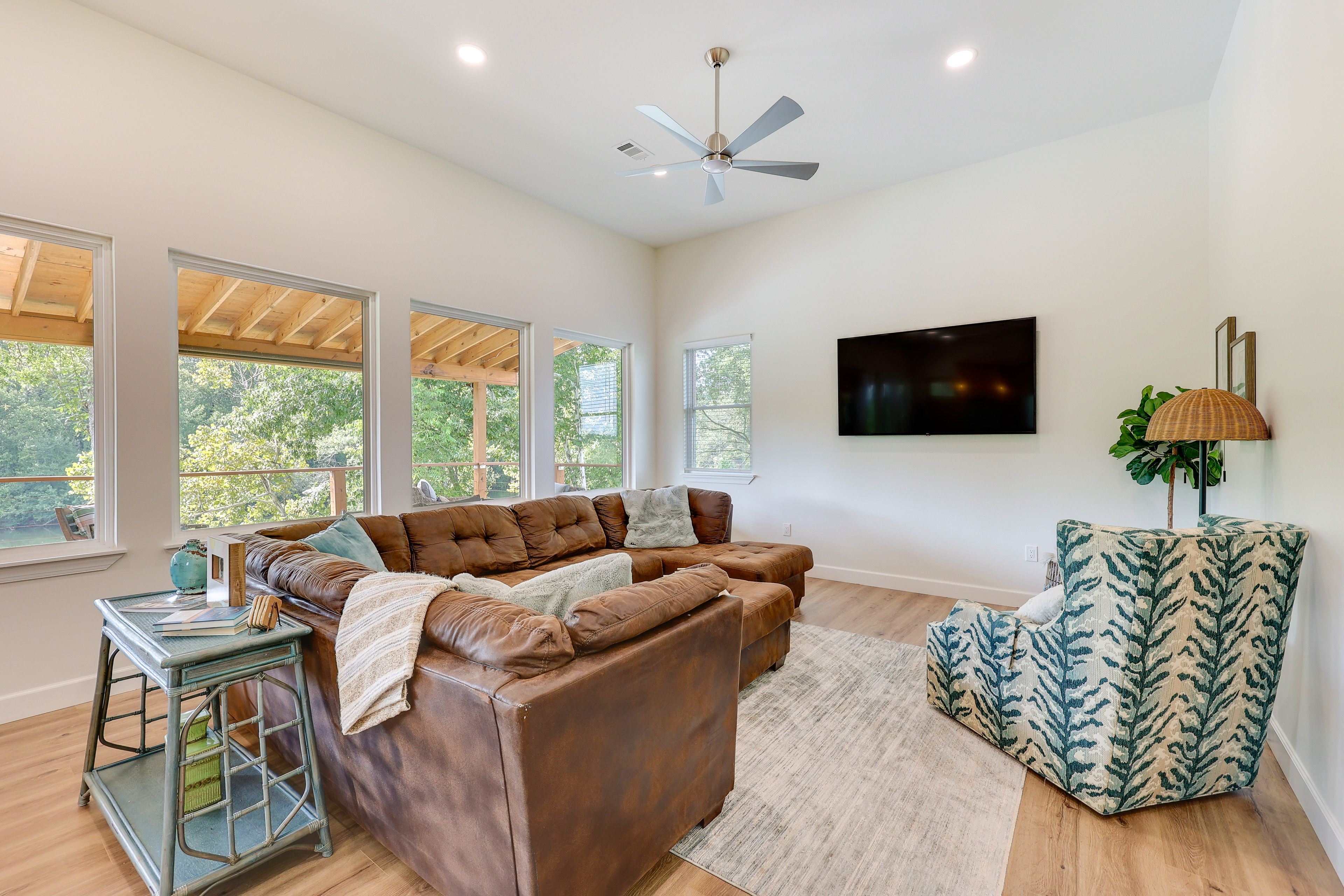Living Room | Free WiFi | Smart TV | Central Heating & A/C