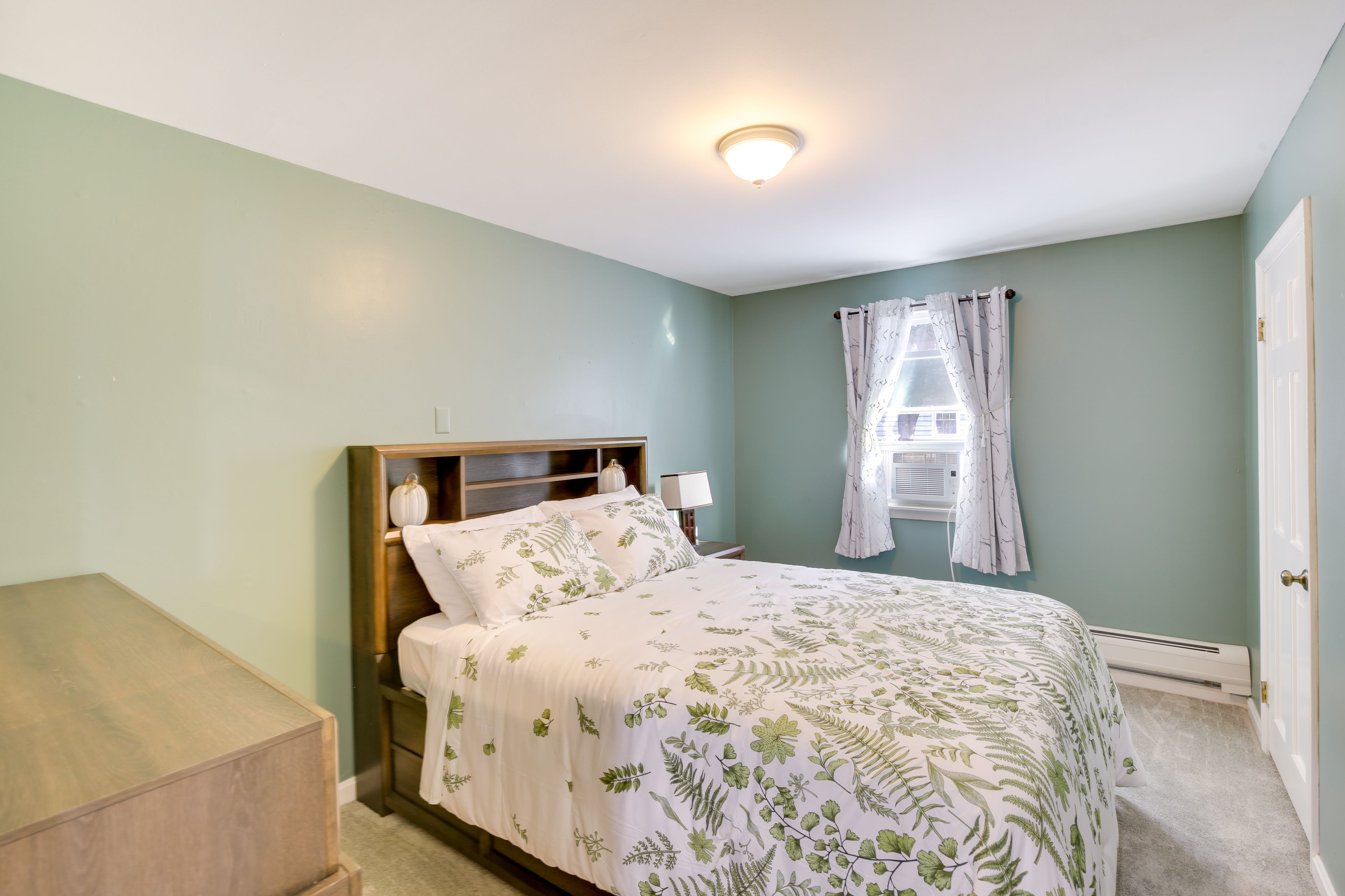Bedroom 2 | Queen Bed | 1st Floor | Hangers