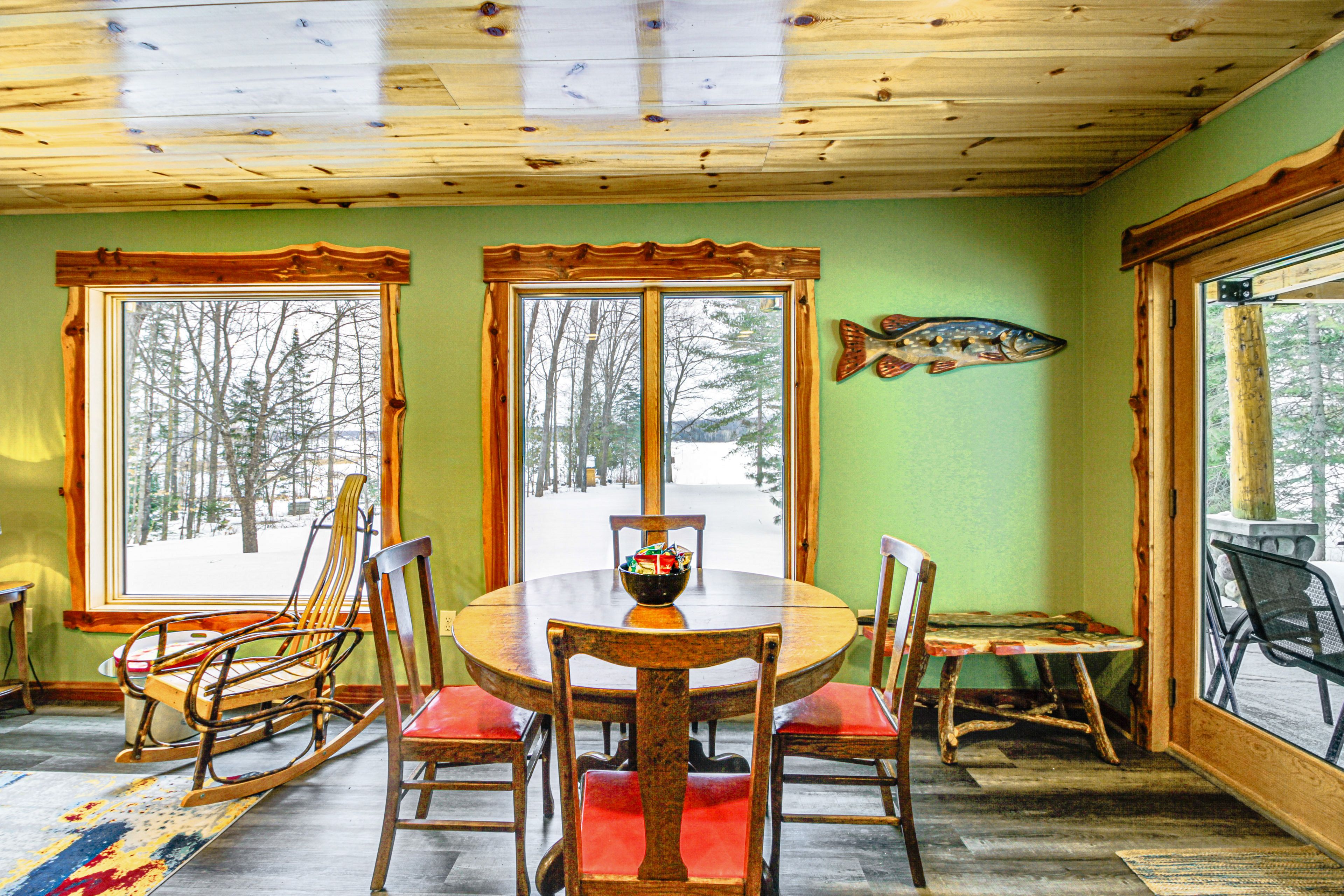 Dining Area | Dishes & Flatware Provided