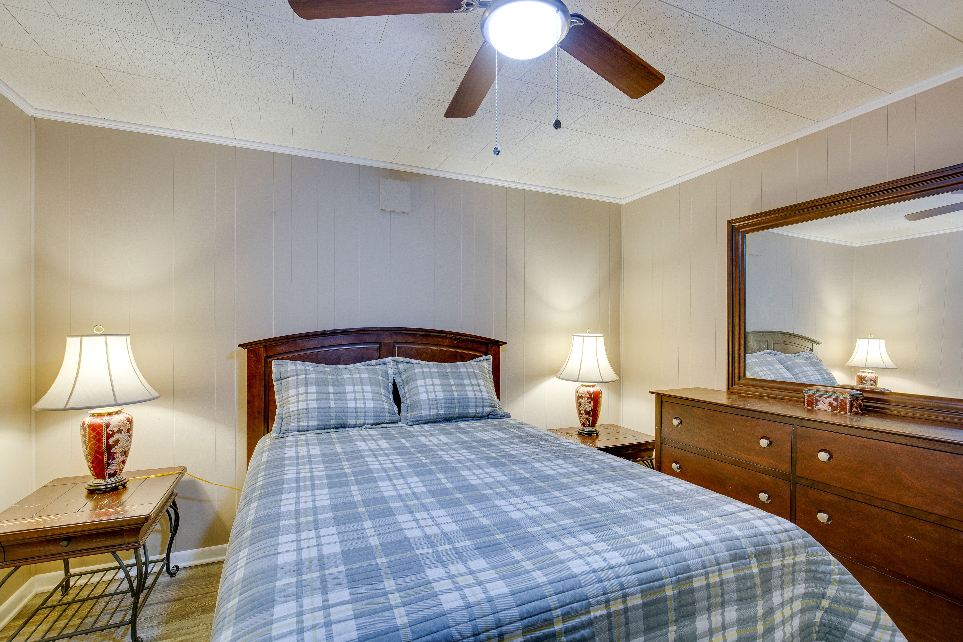 Bedroom 1 | Queen Bed