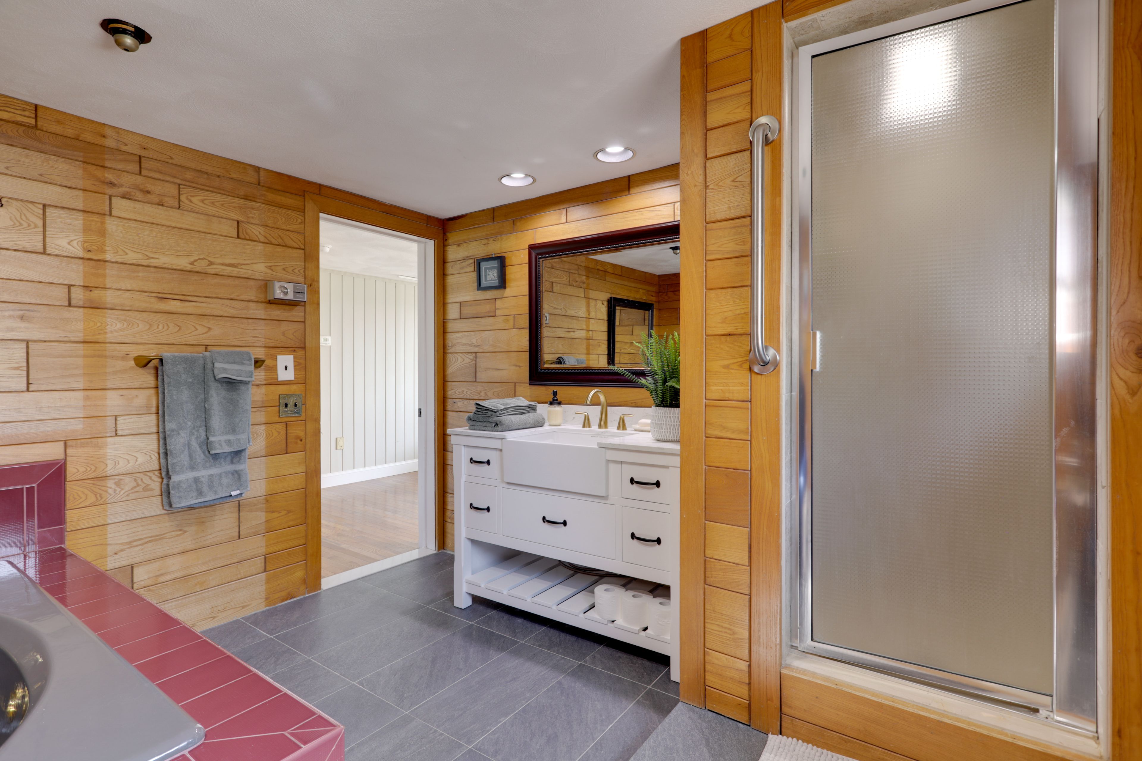 Full Bathroom | Jetted Tub | 2 Bathroom Grab Rails