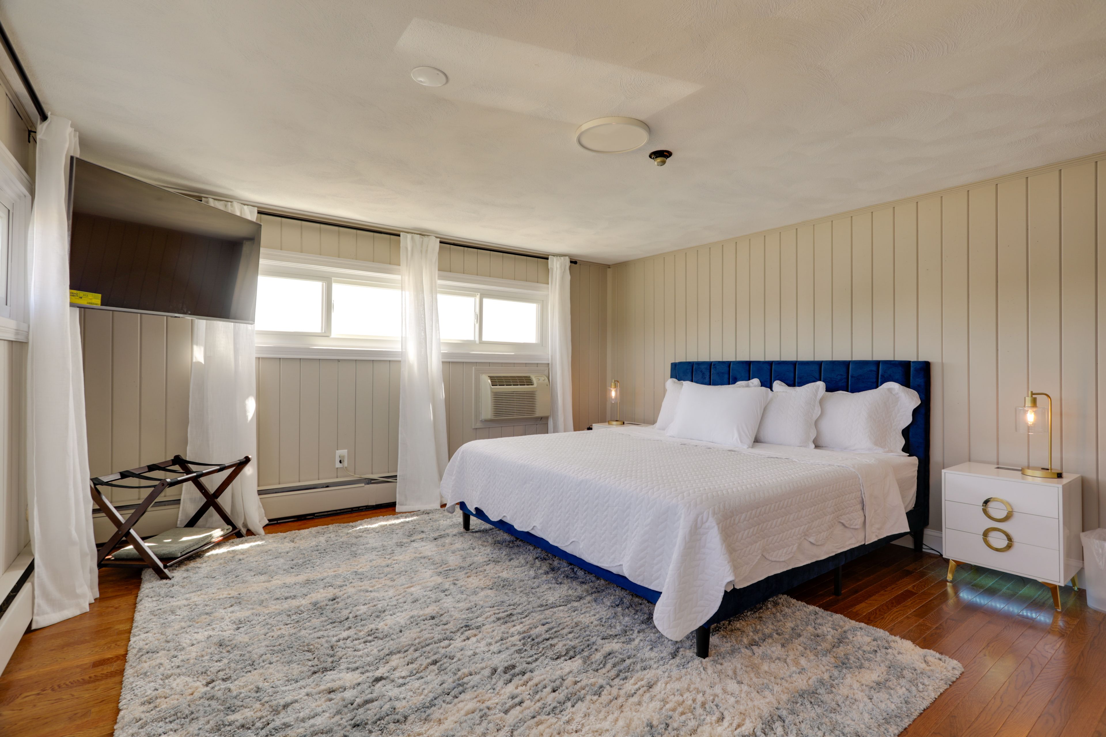 Bedroom 1 | Main Floor | King Bed | Smart TV