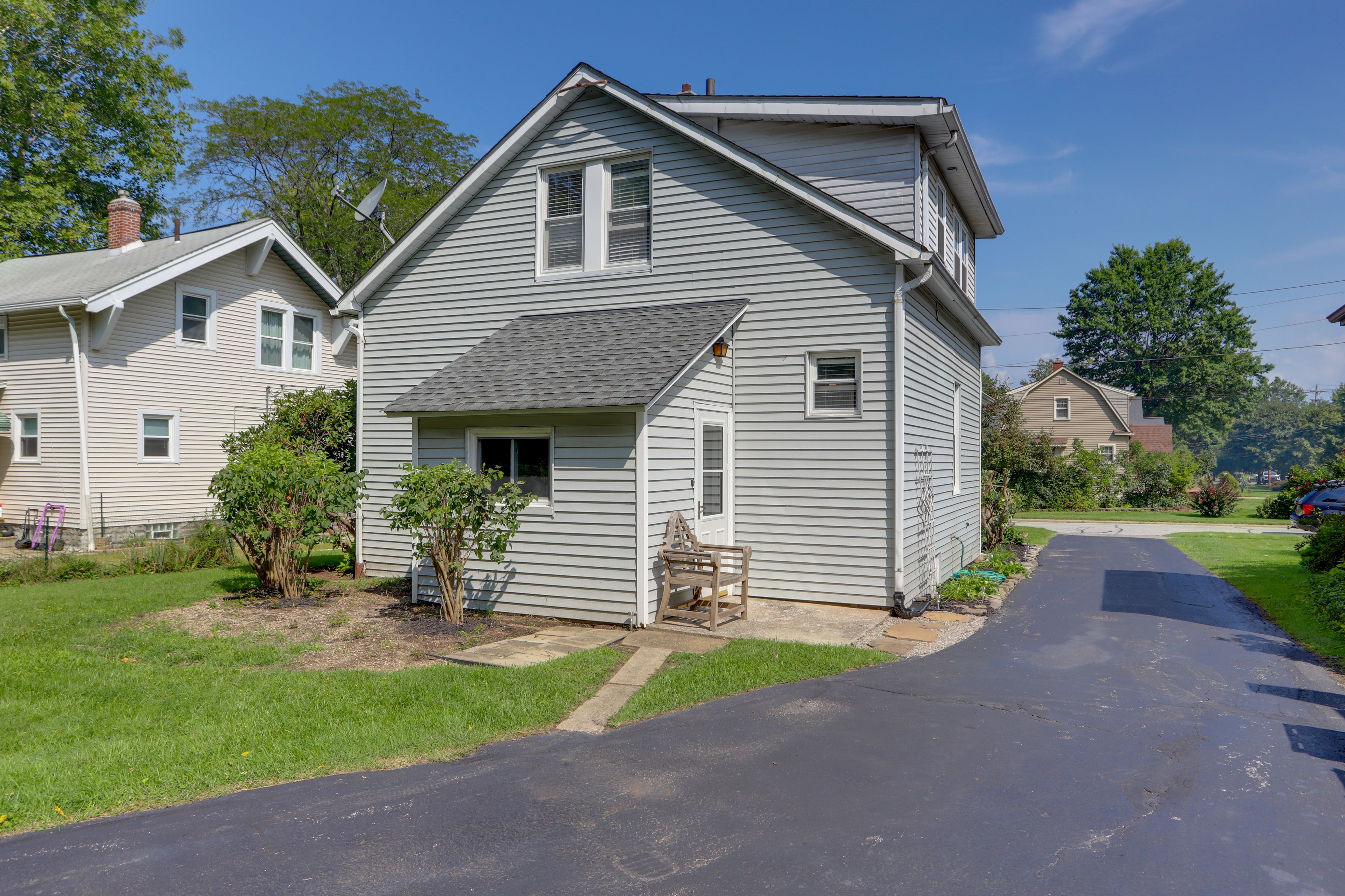 Parking | Driveway (4 Vehicles) | RV/Trailer Parking | Free Street Parking