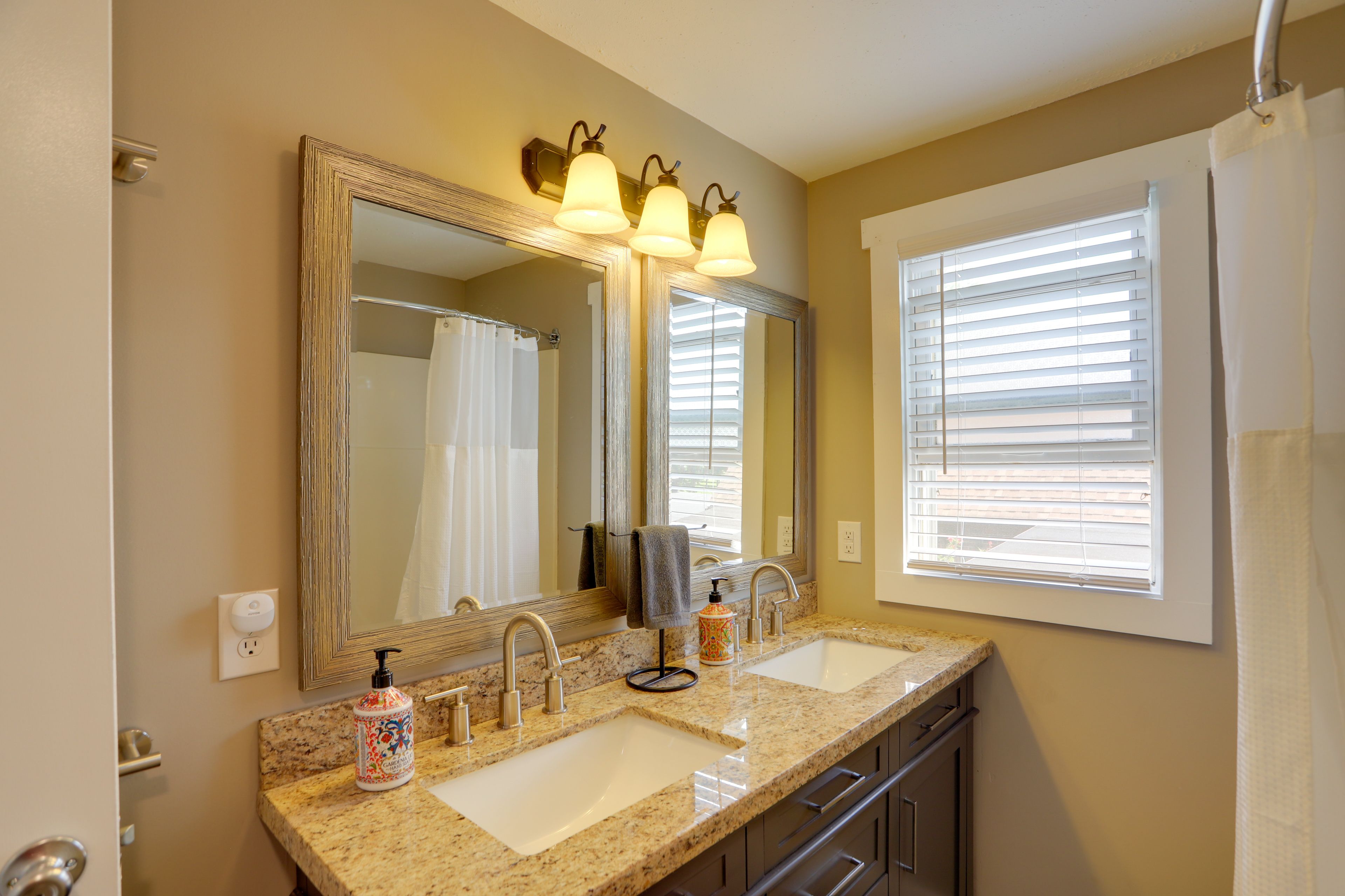 Full Bathroom | Complimentary Toiletries
