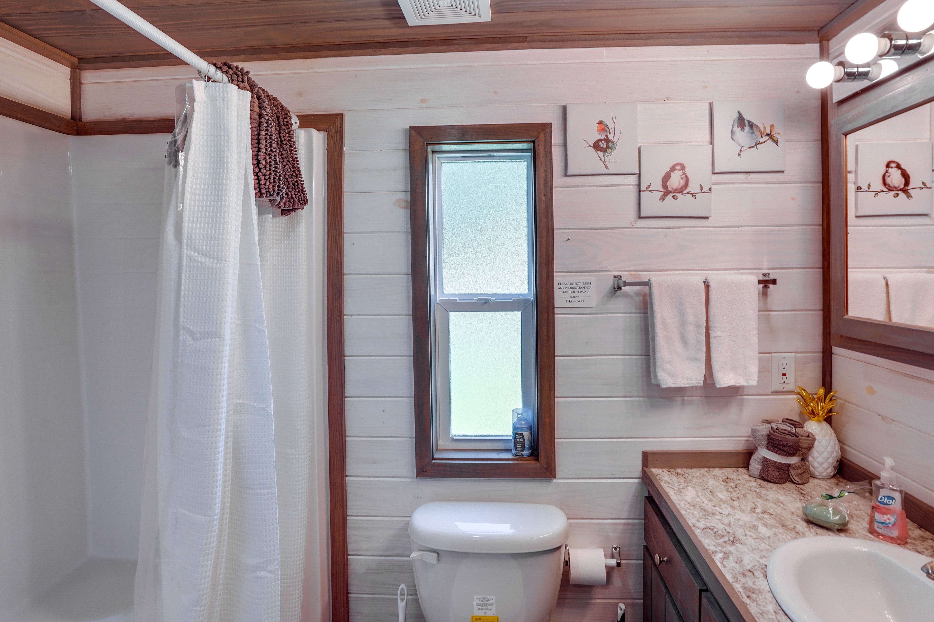 Full Bathroom | Towels Provided | Complimentary Toiletries | Hair Dryer