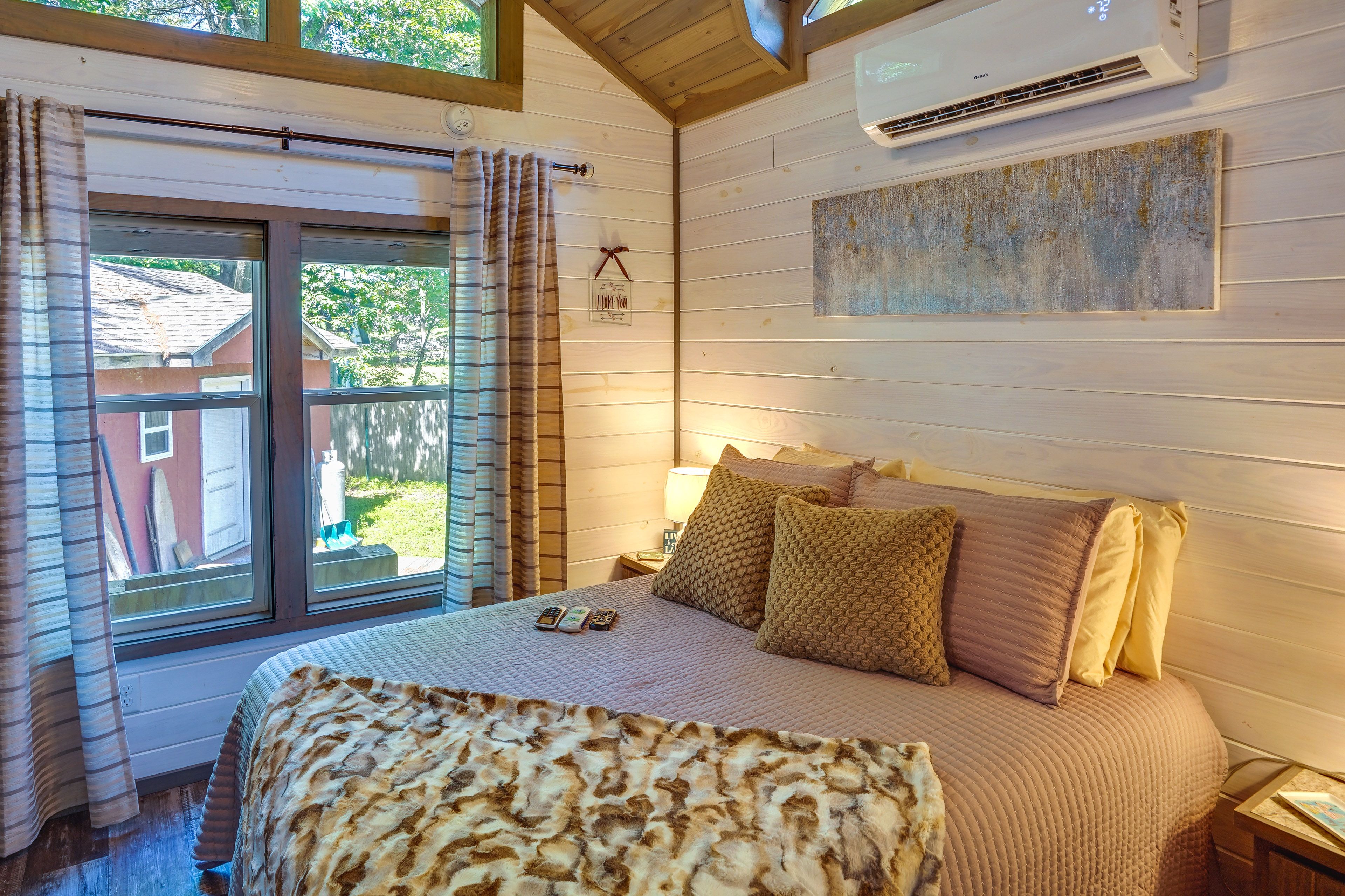Bedroom | Full Bed | Smart TV | Linens Provided