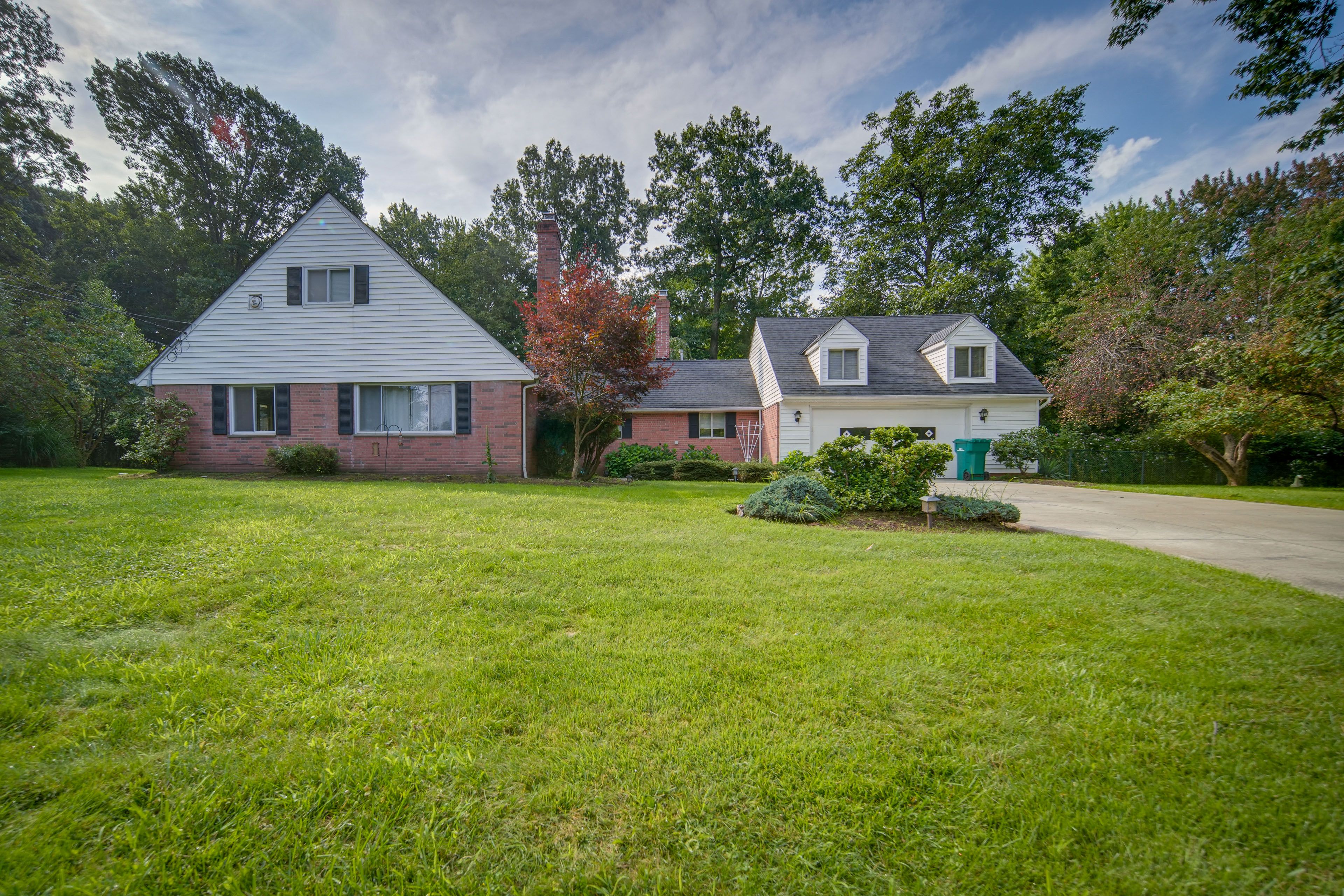 Richmond Heights Vacation Rental | 1,800 Sq Ft | 3BR | 2.5BA | 1 Step Required