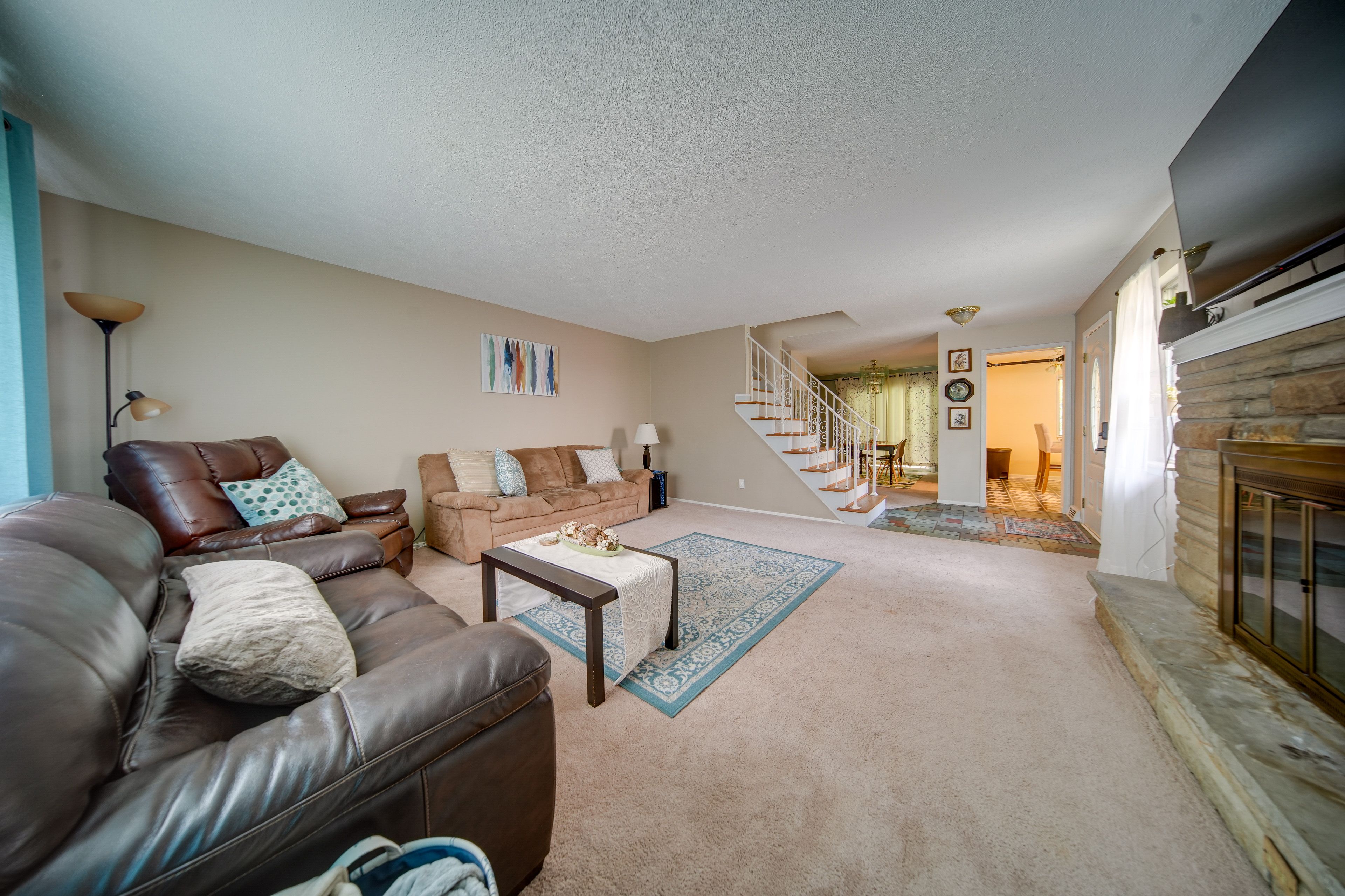 Living Room | Smart TV | Fireplace (Decorative) | Free WiFi | Central Heat & A/C