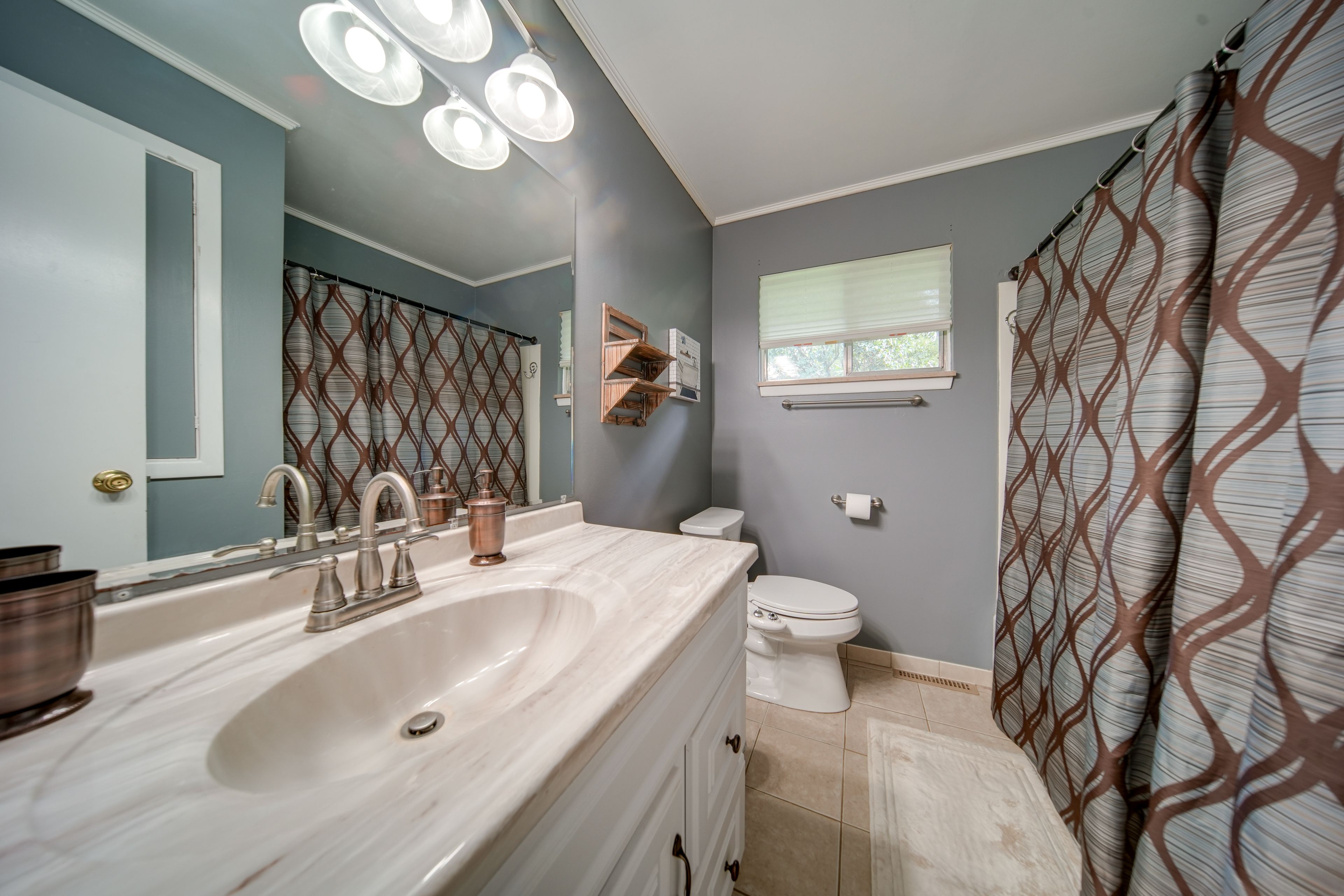 Full Bathroom | Towels Provided | Complimentary Toiletries