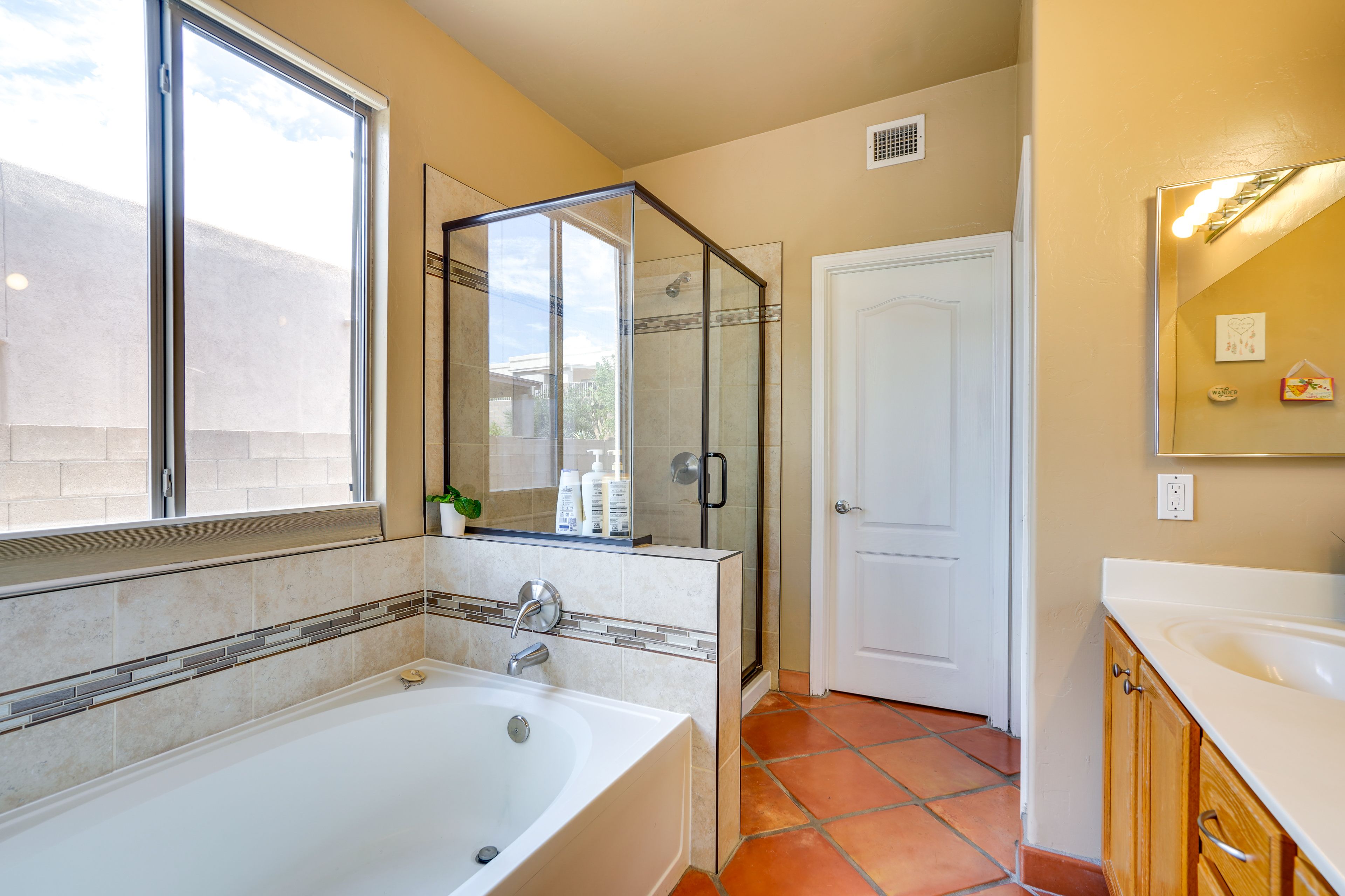 Full Bathroom | Complimentary Toiletries | Towels Provided