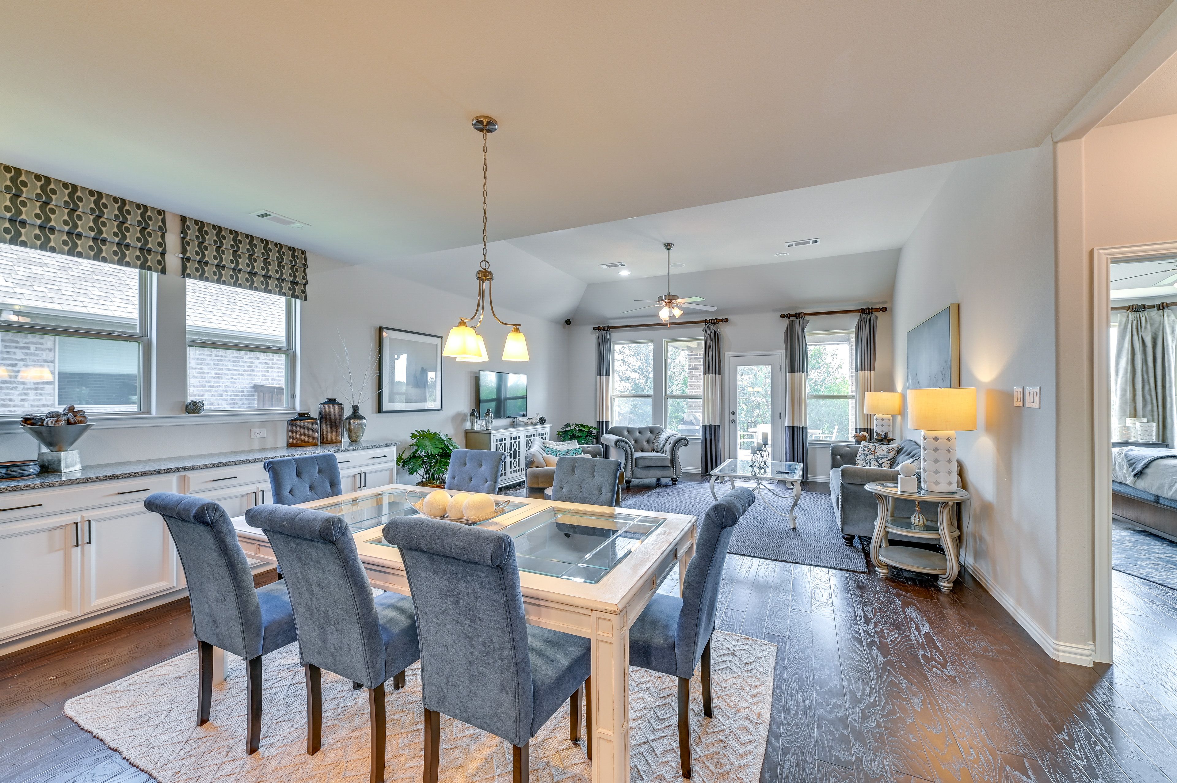 Dining Area | Dishware & Flatware Provided