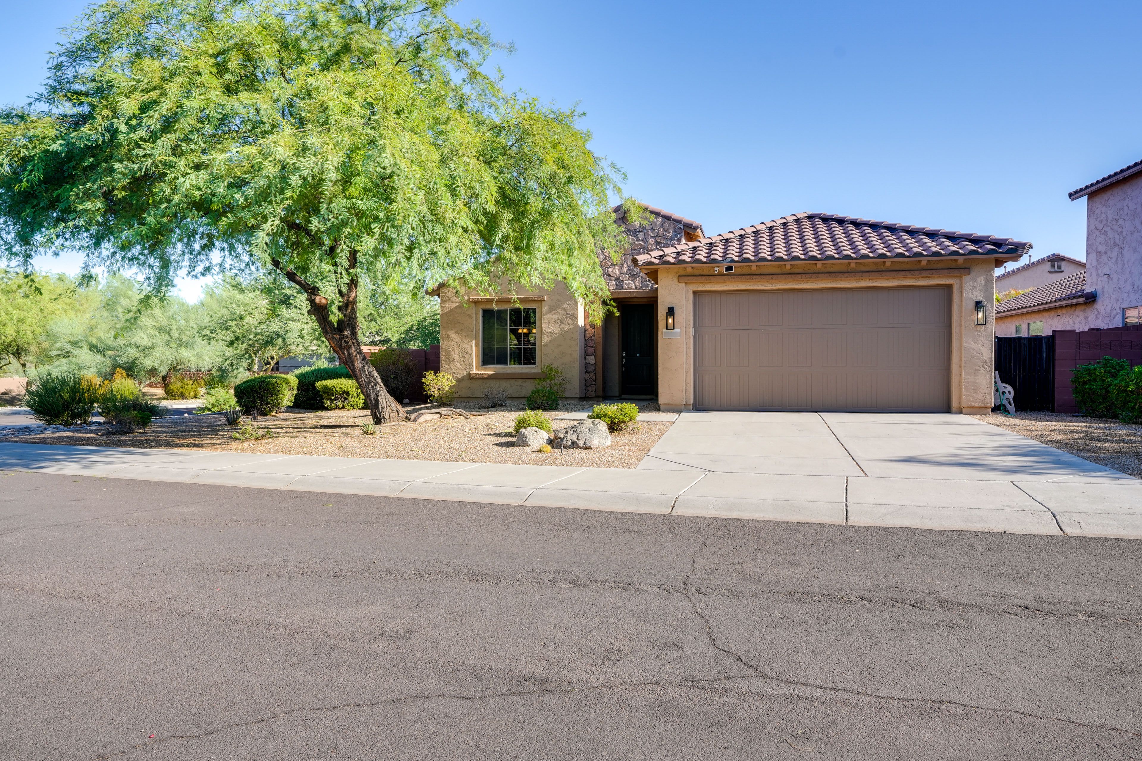 Single-Story House | Self Check-In | 1 Mi to Peoria West Wing Mountain Preserve