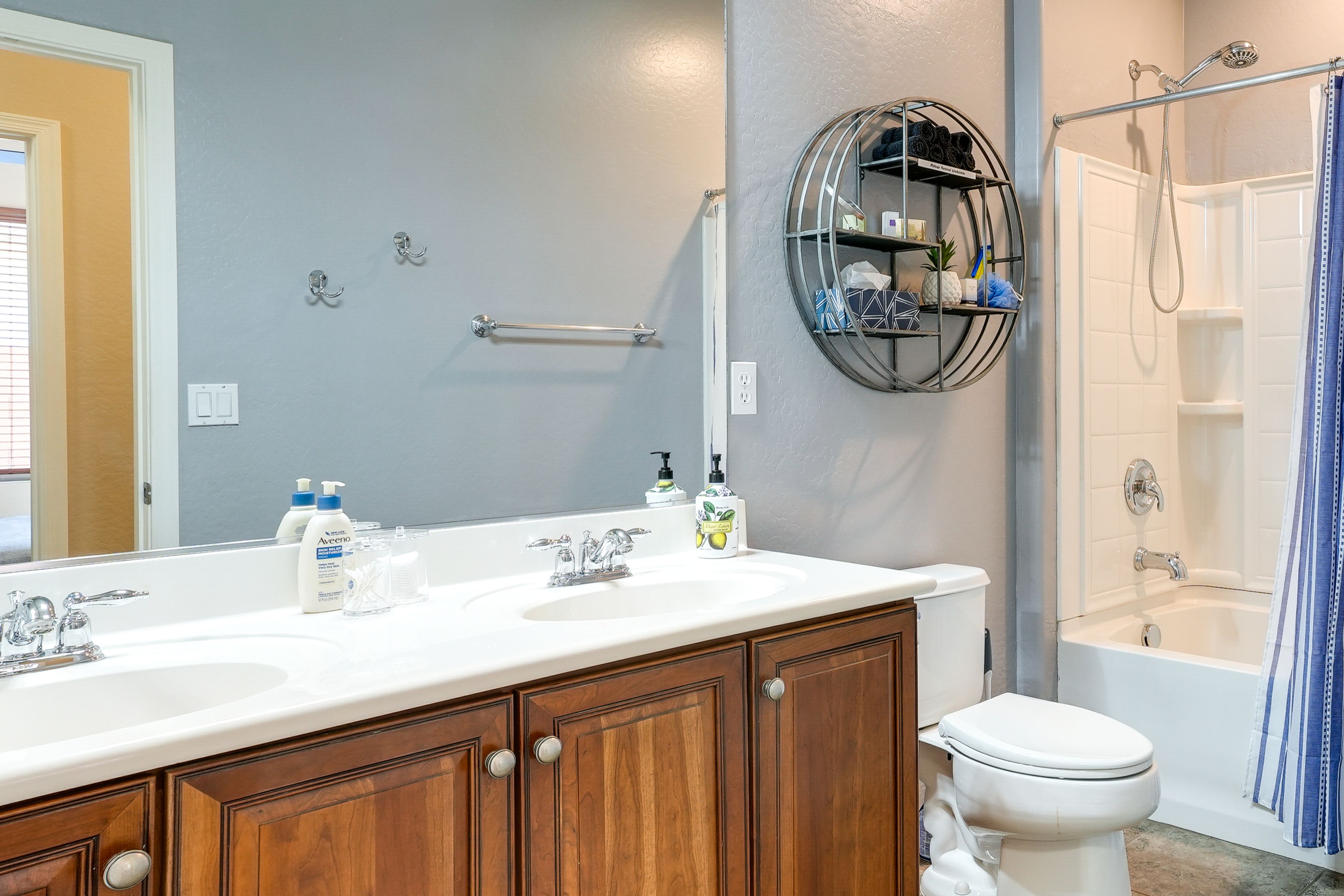 Full Bathroom | Towels Provided