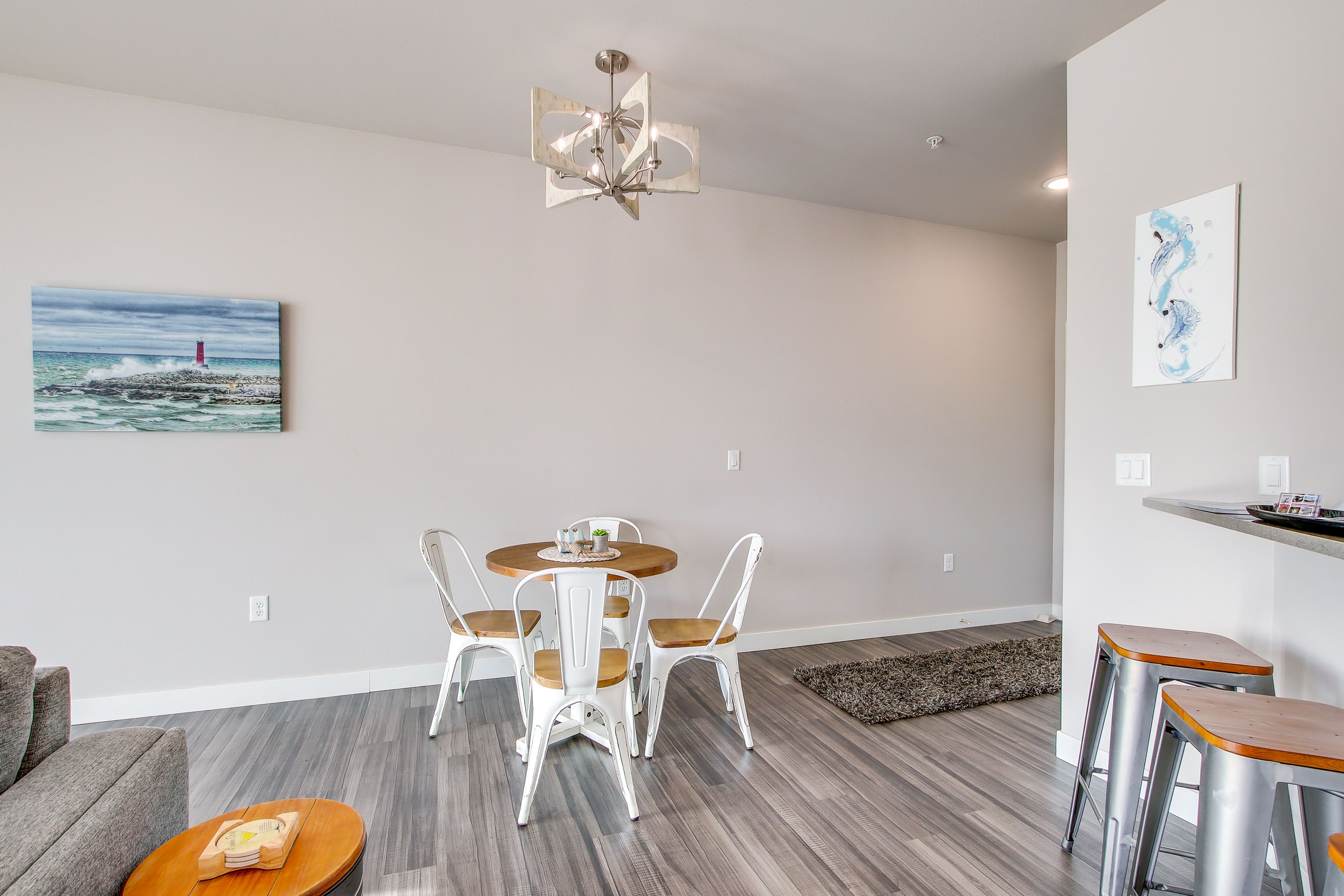 Dining Area | Dishware/Flatware Provided