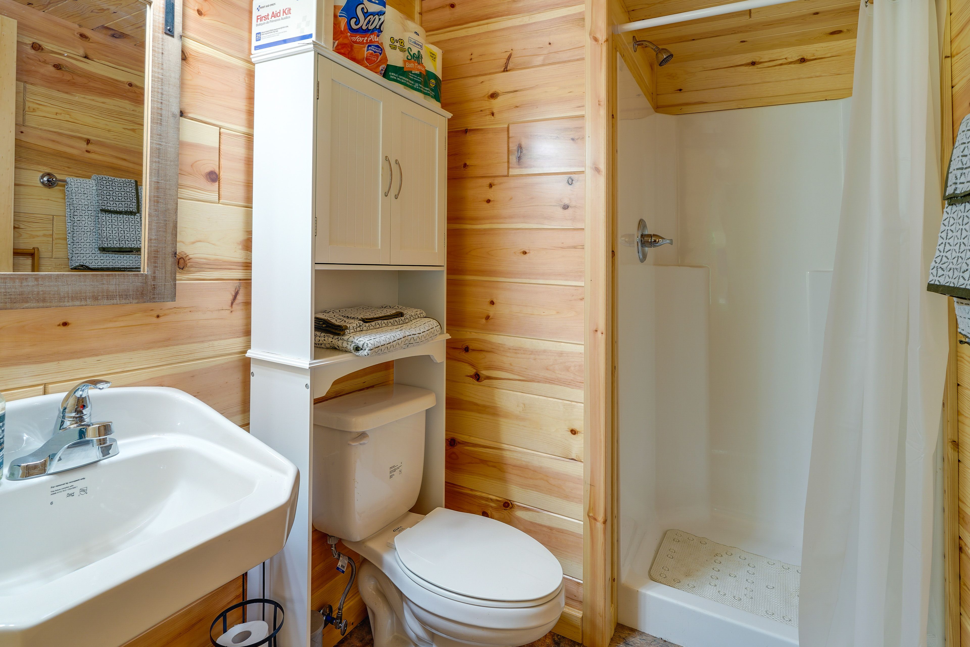 Full Bathroom | Towels Provided