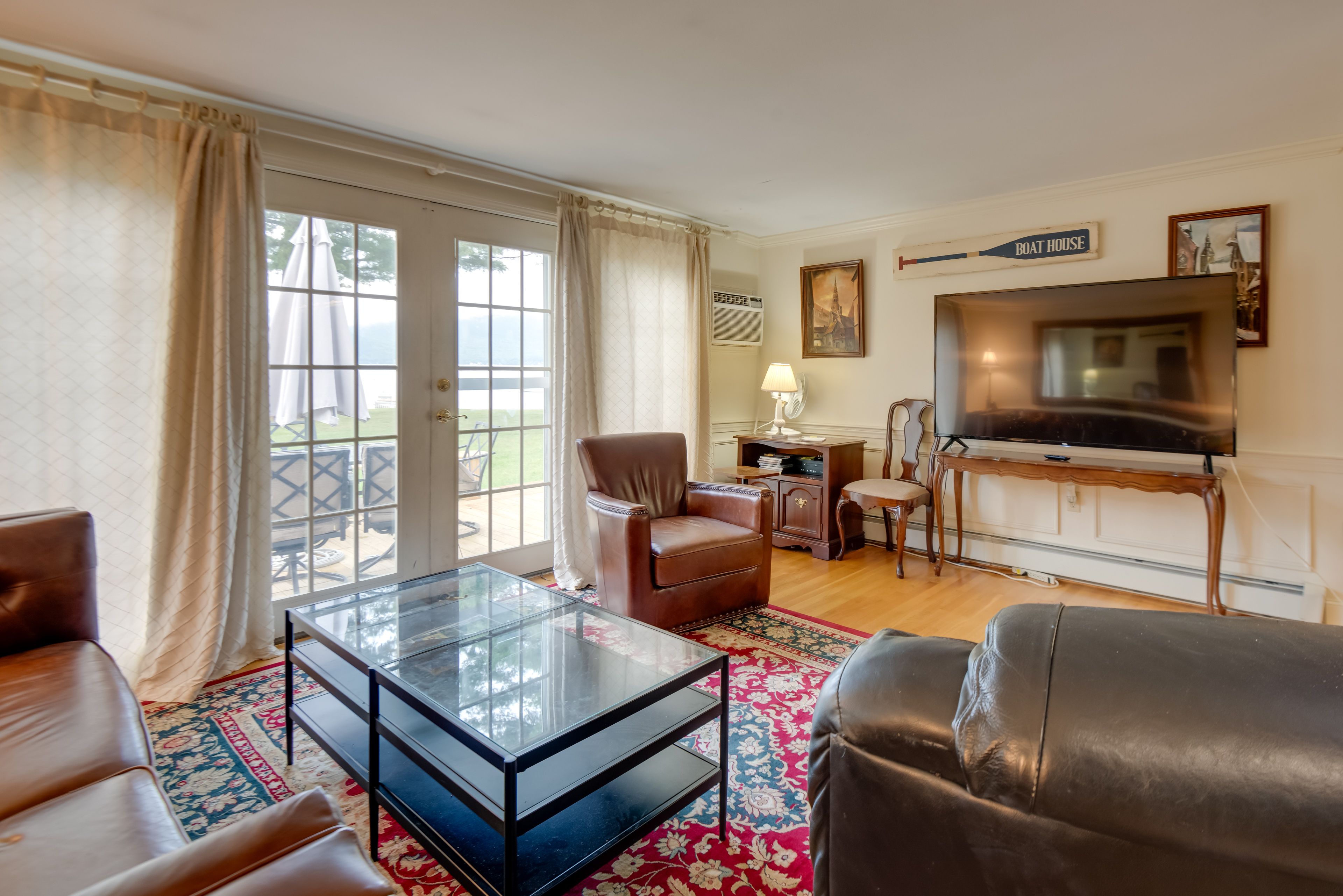 Living Area | Smart TV