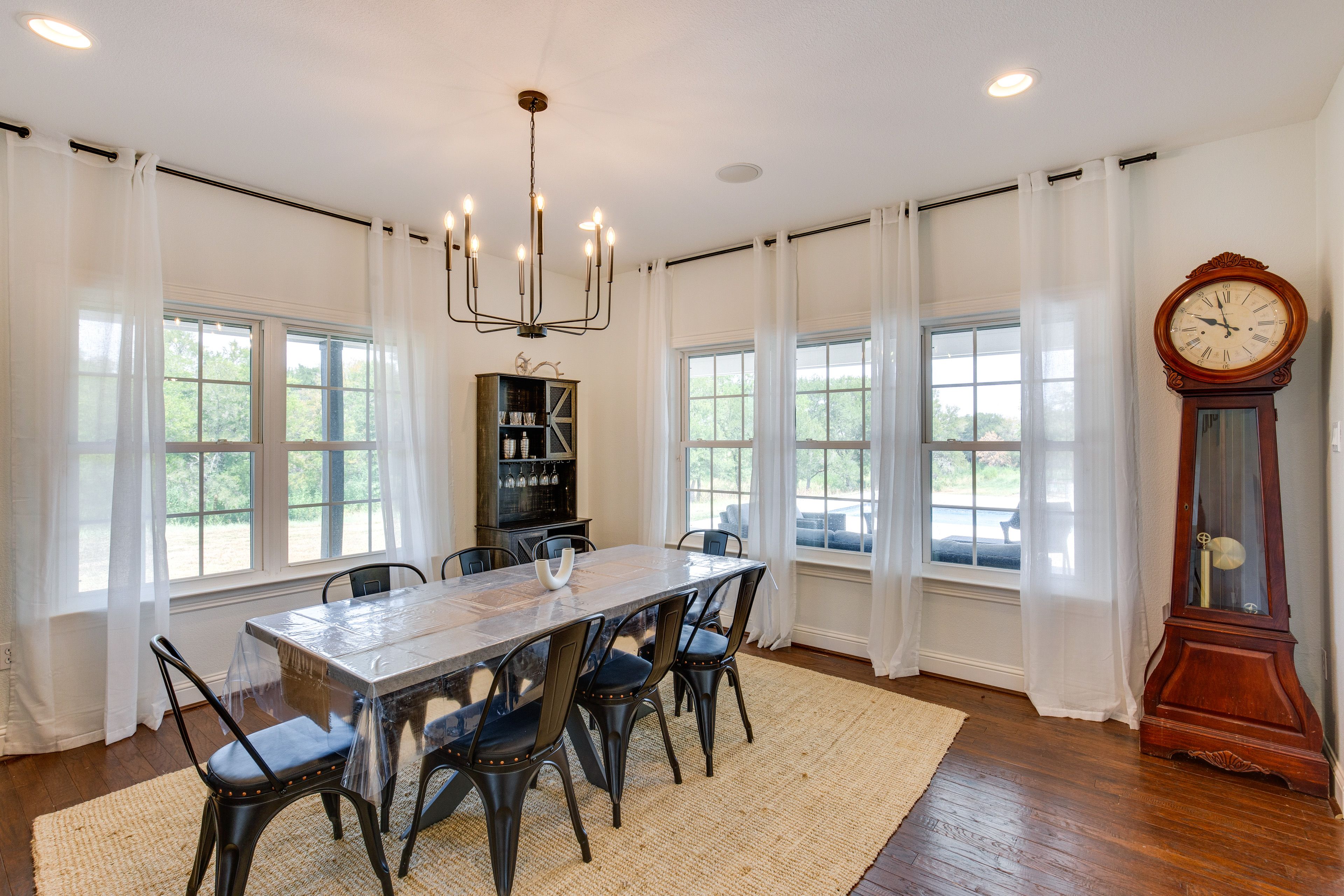 Dining Room | Dishware Provided