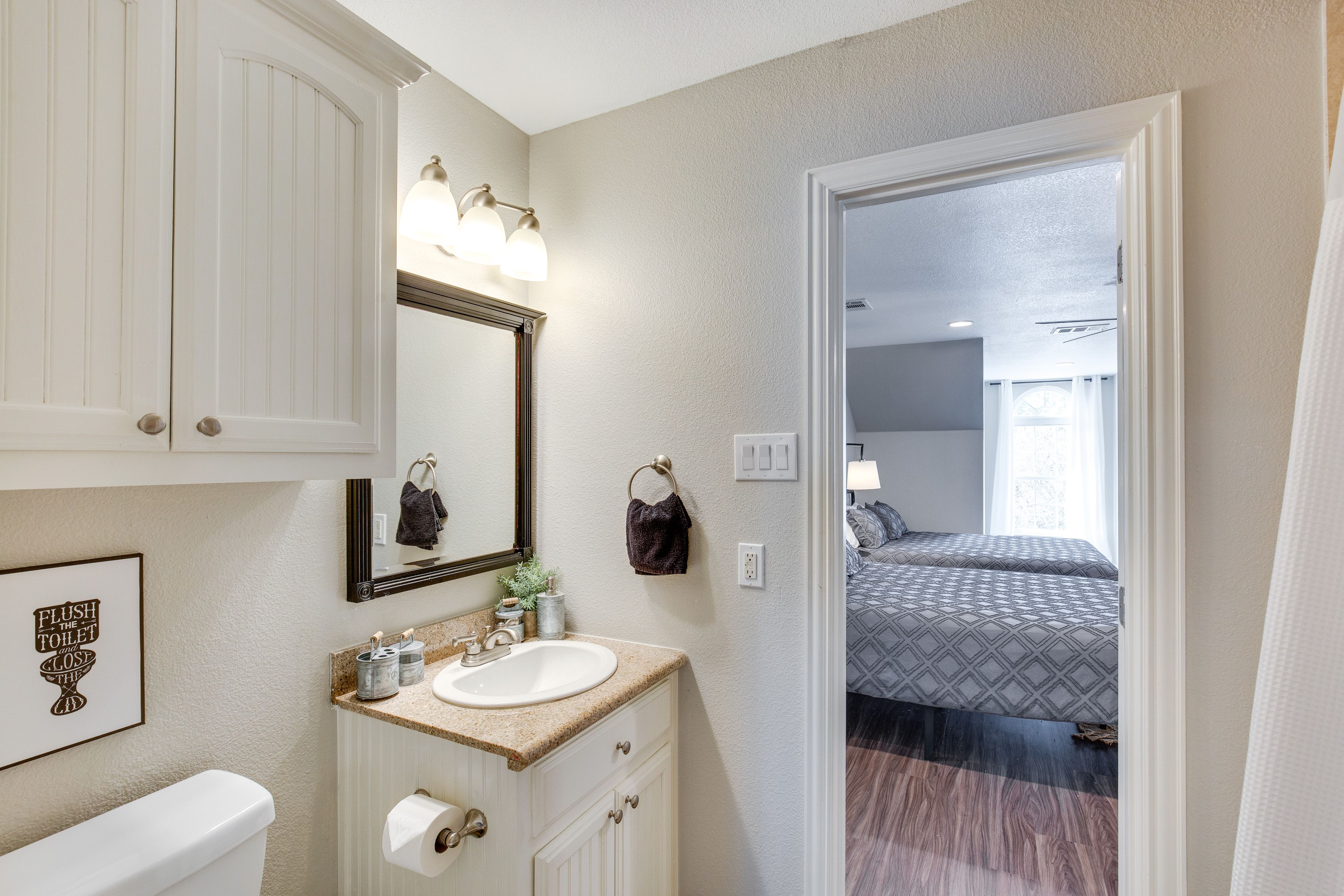 Full Bathroom | Towels Provided | Complimentary Toiletries