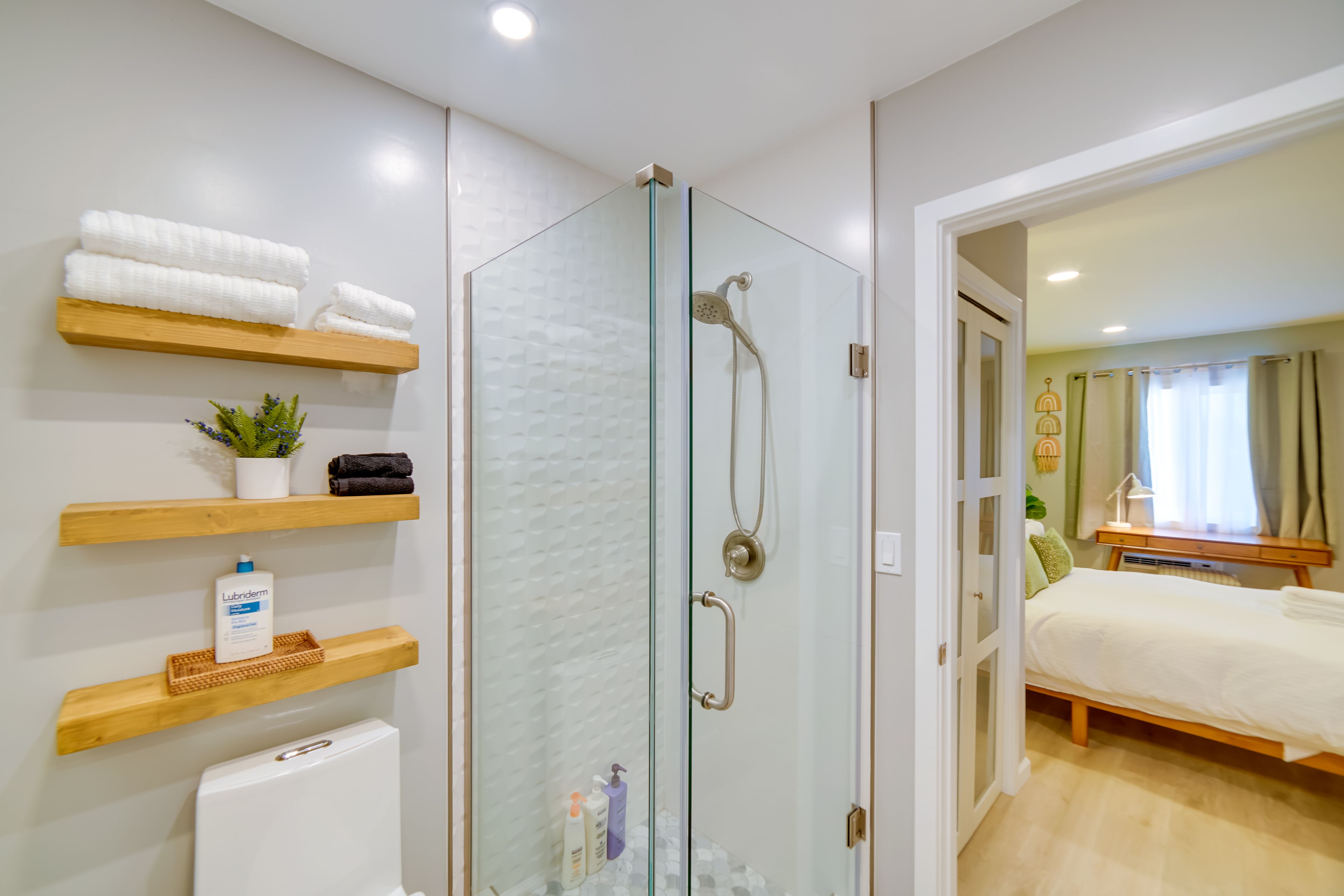Full Bathroom | Complimentary Toiletries | Towels Provided